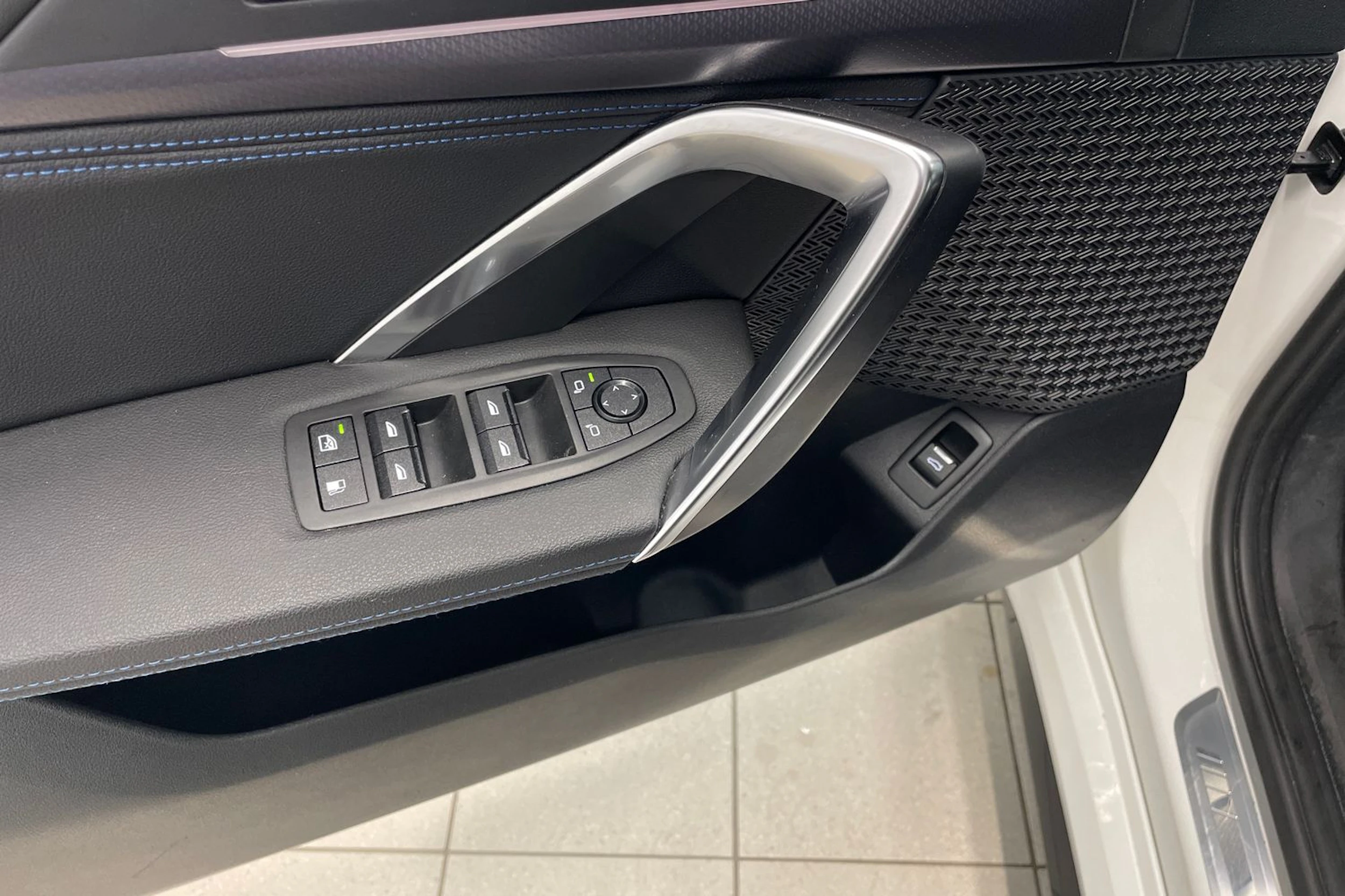 Valkoinen BMW X1 2023 kuva 18.
