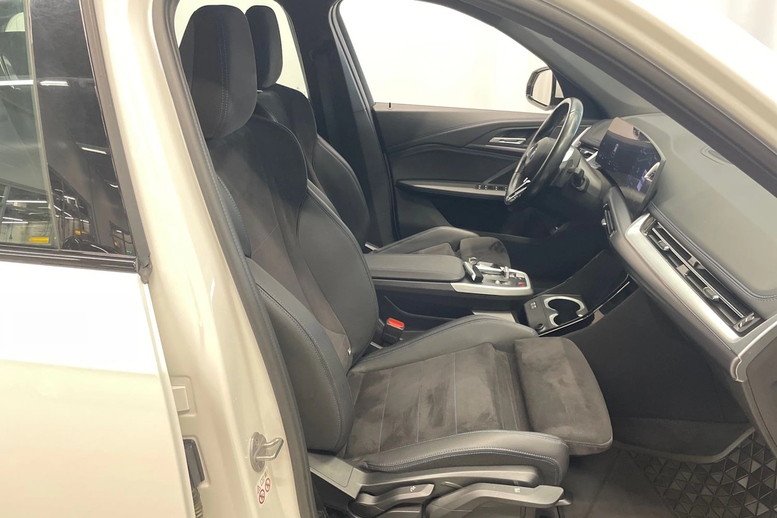 Valkoinen BMW X1 2023 kuva 26.