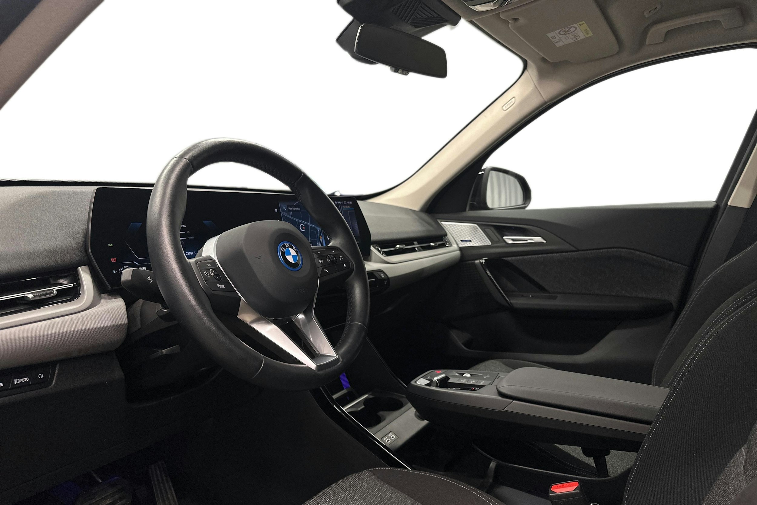 musta BMW X1 2024 kuva 7.