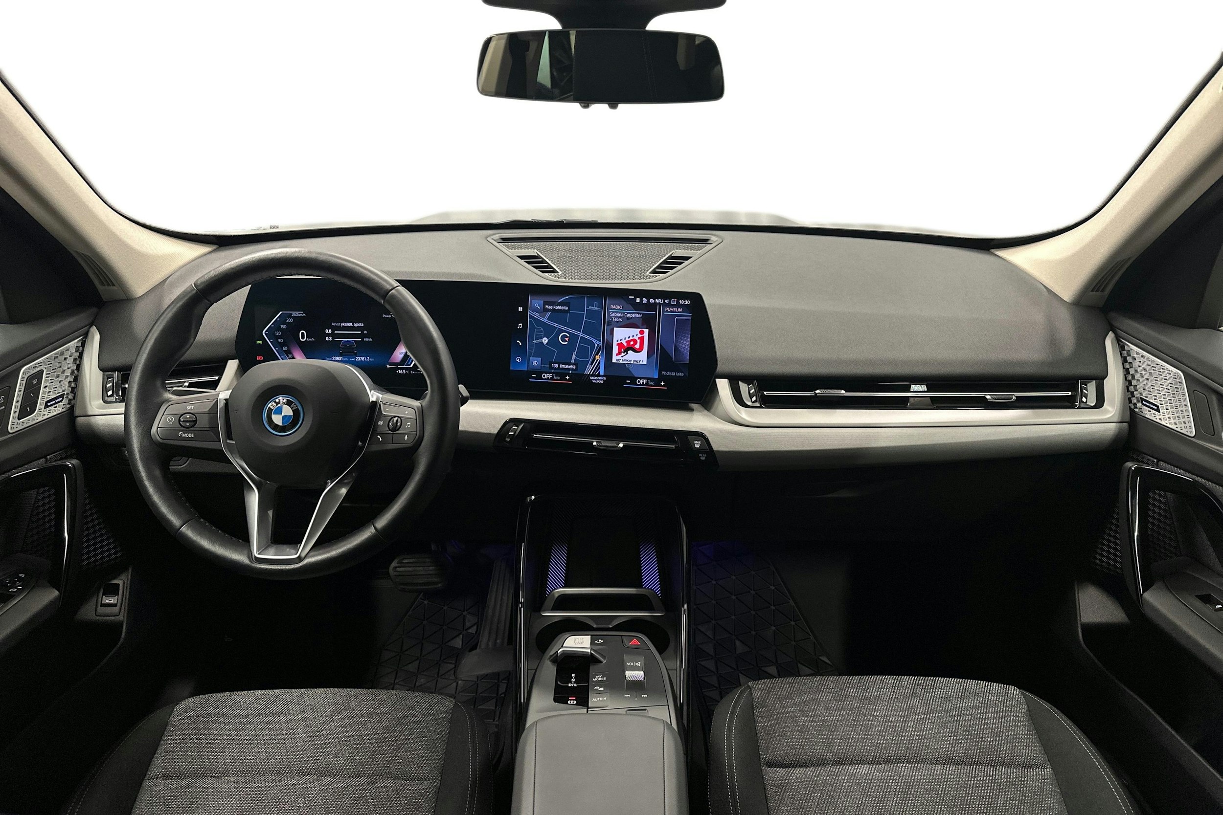 musta BMW X1 2024 kuva 9.