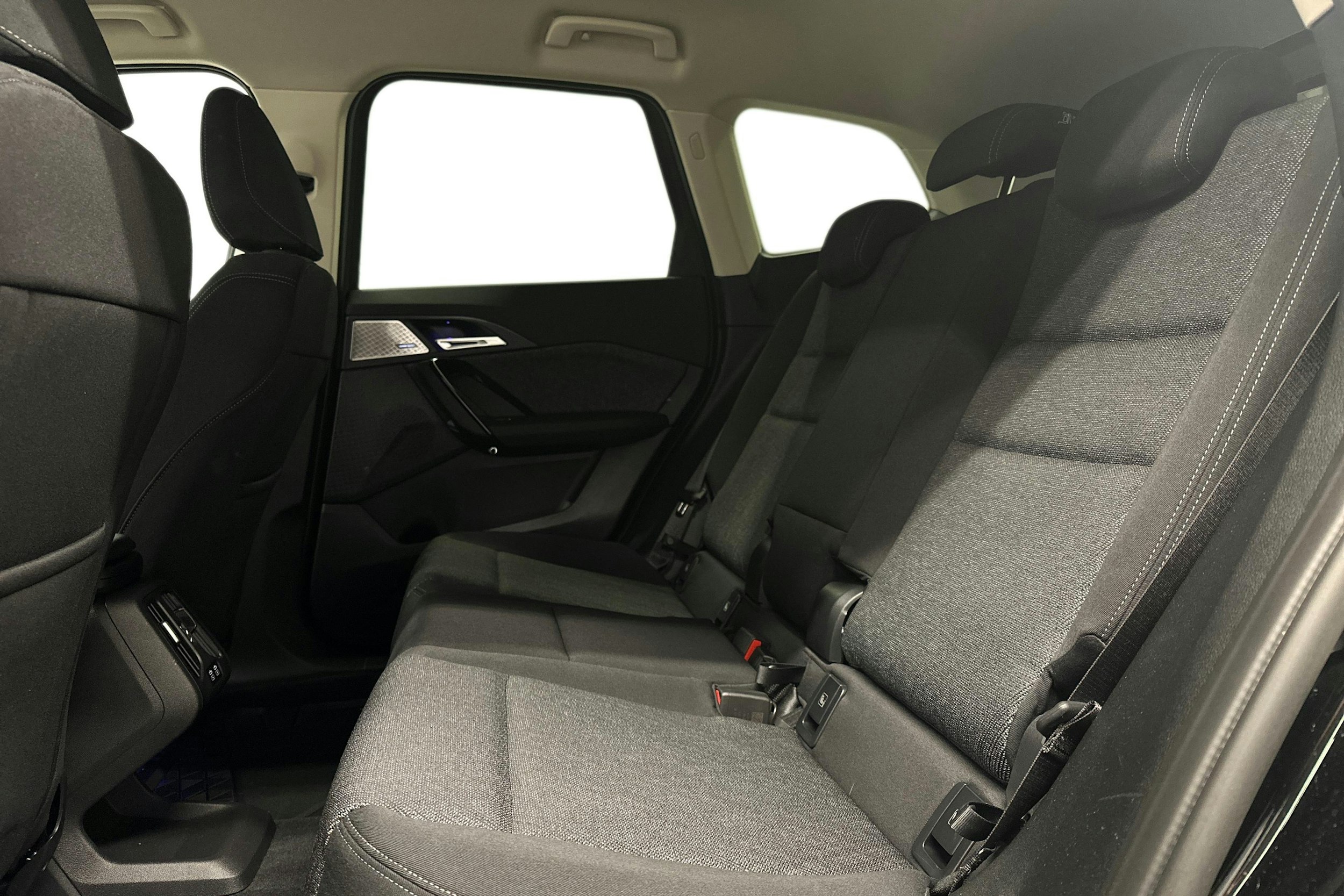 musta BMW X1 2024 kuva 10.