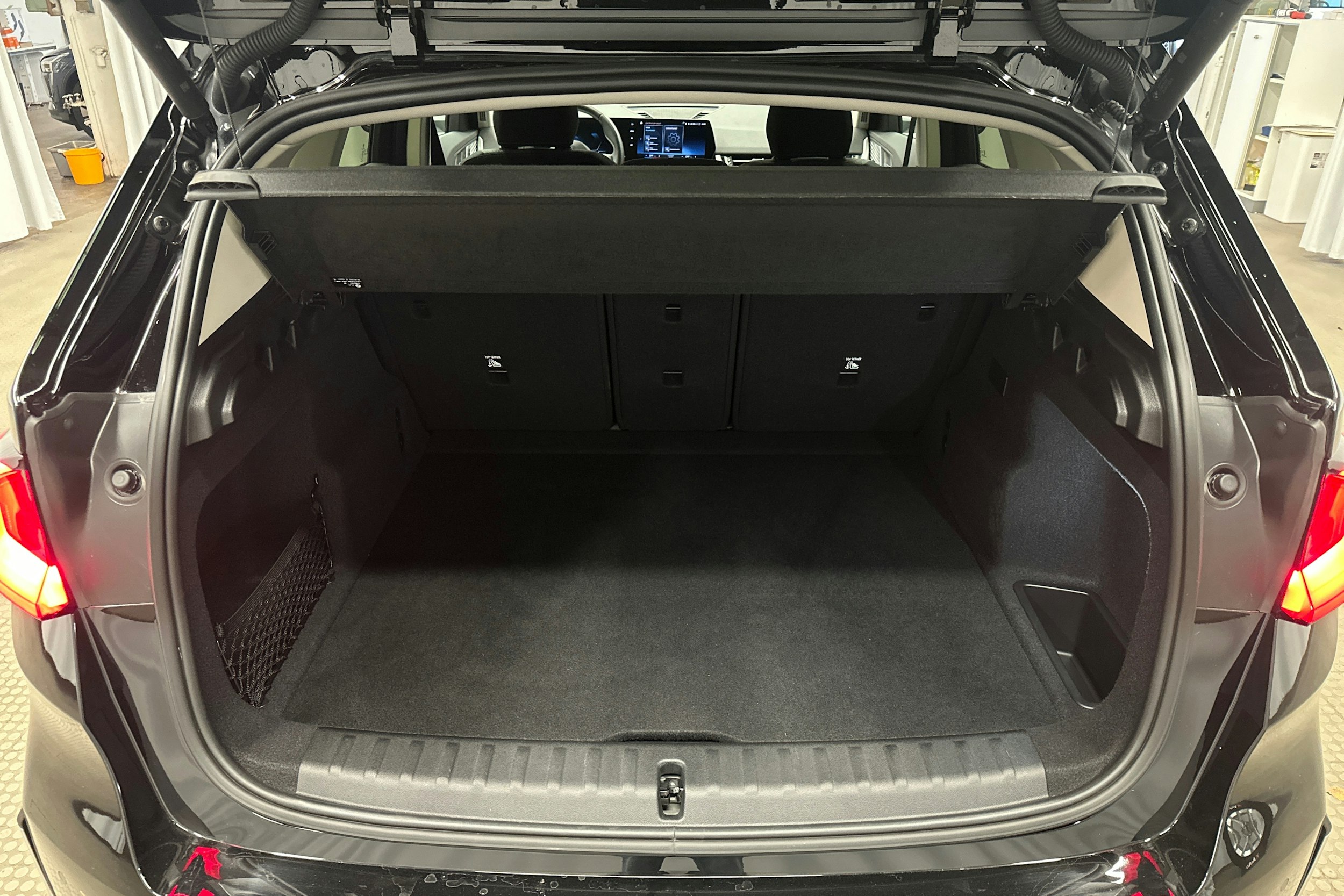 musta BMW X1 2024 kuva 14.