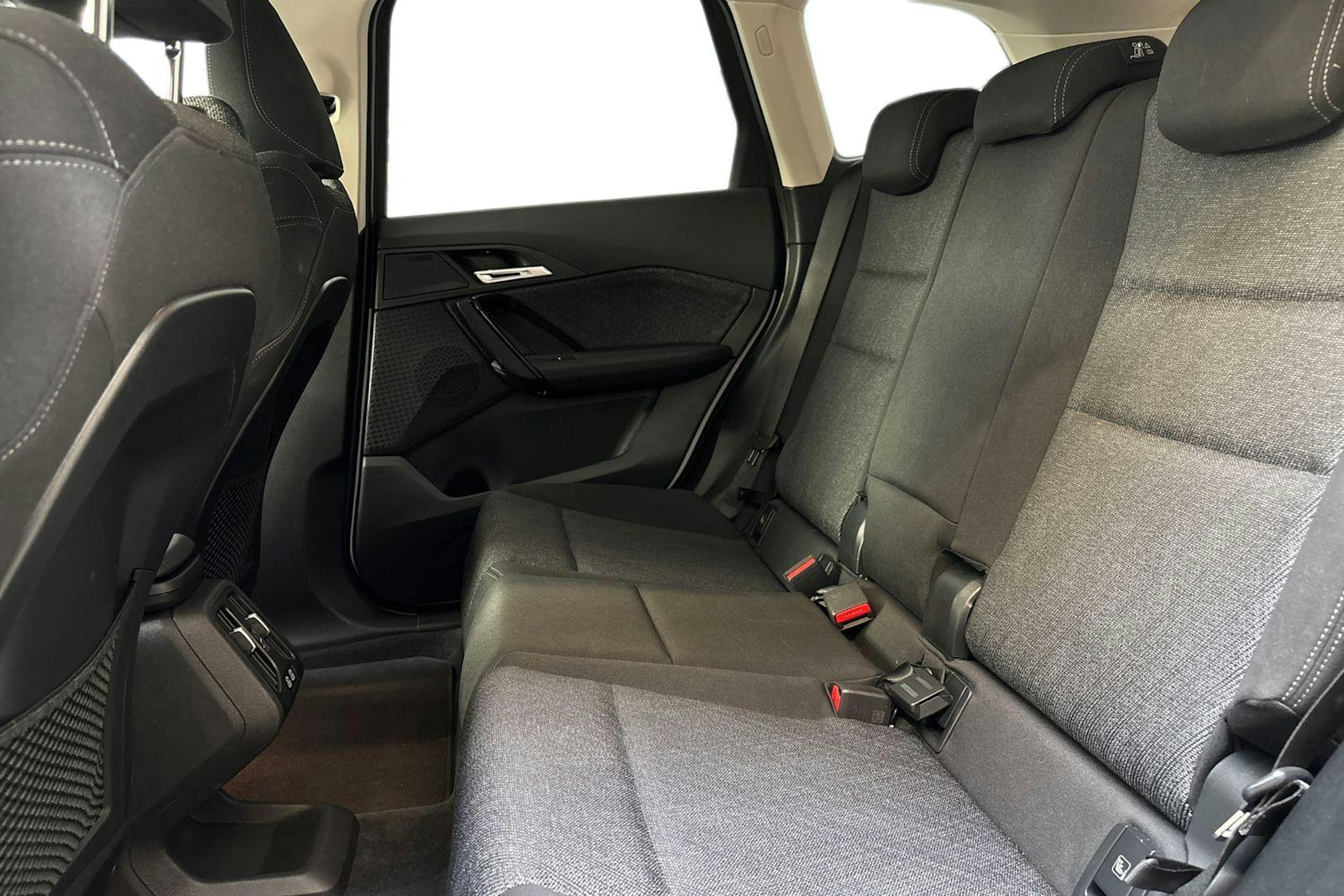 valkoinen BMW X1 2024 kuva 10.