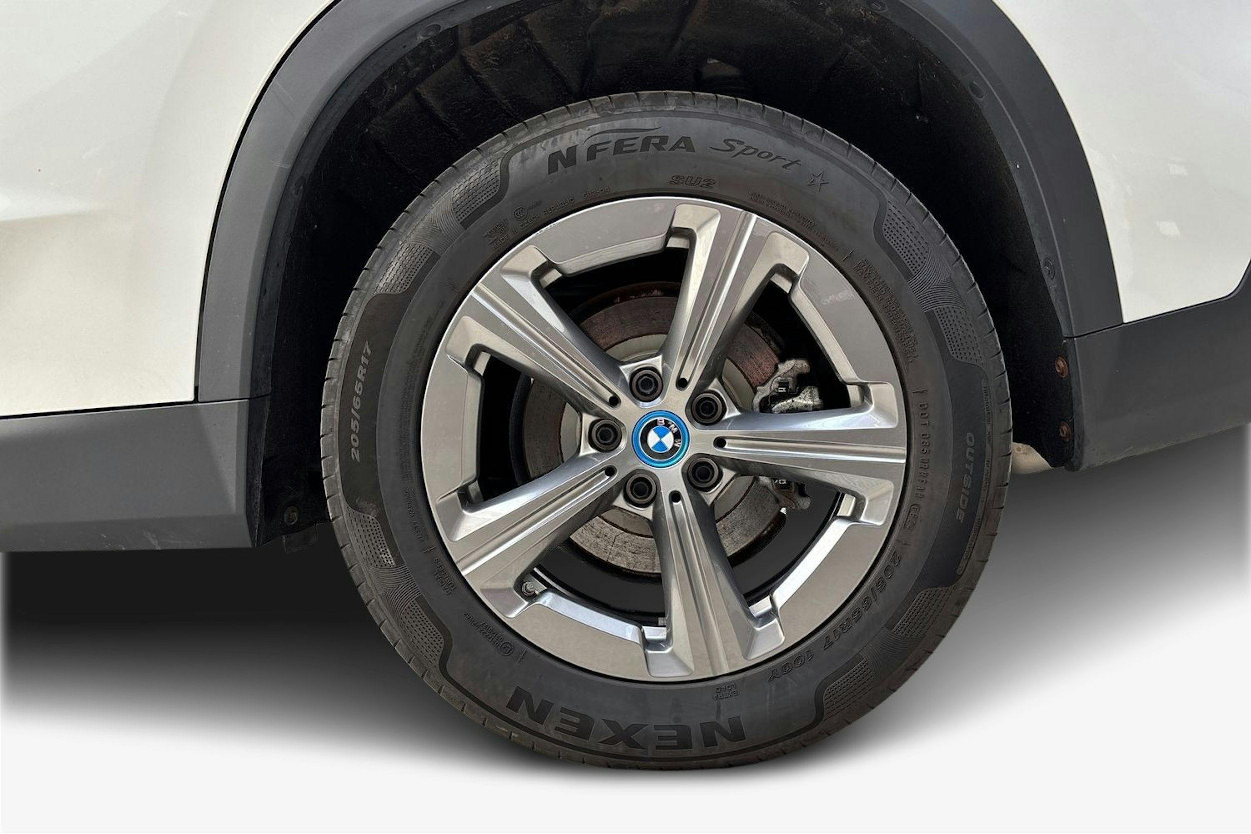 valkoinen BMW X1 2024 kuva 11.