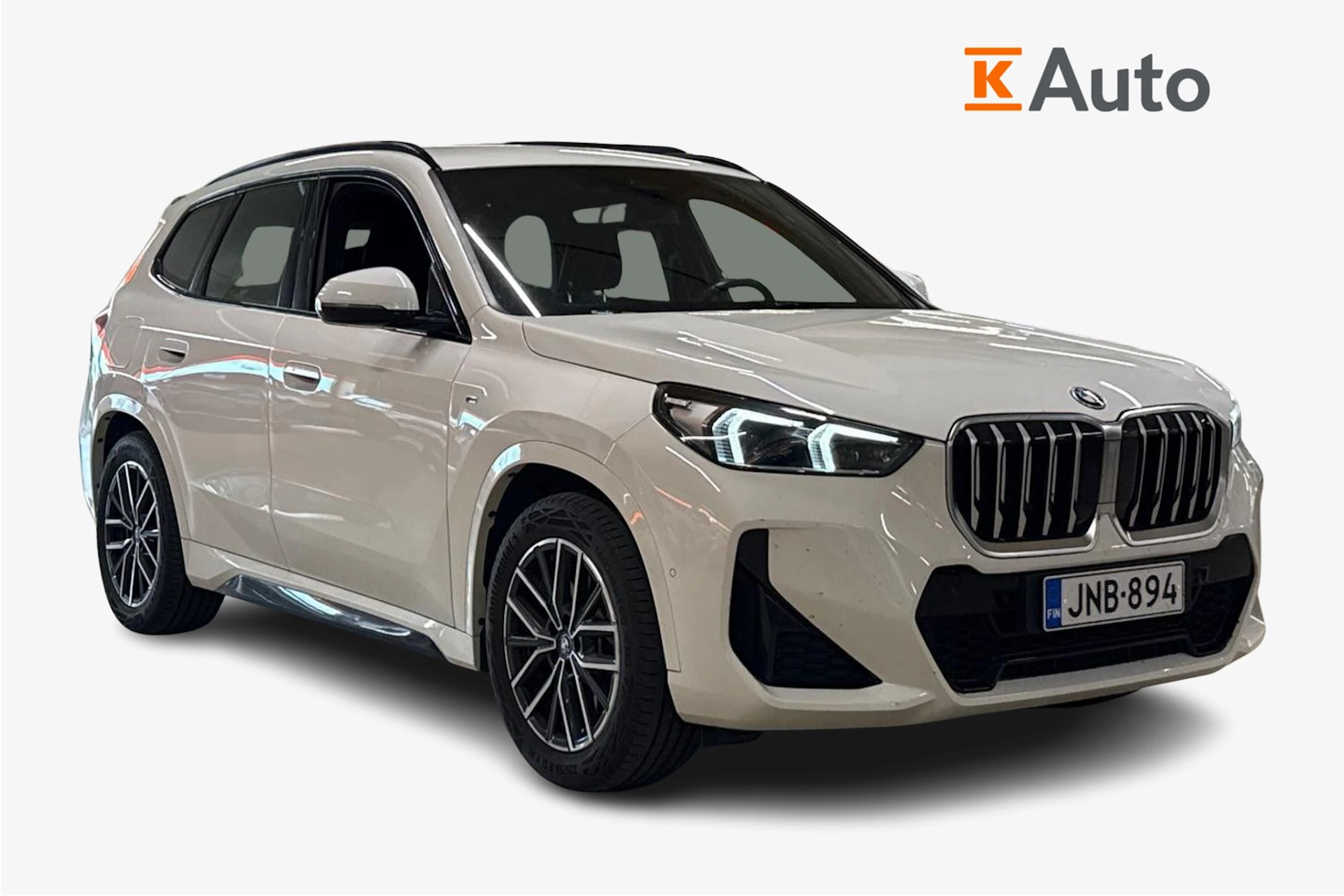valkoinen BMW X1 2024 kuva 1.