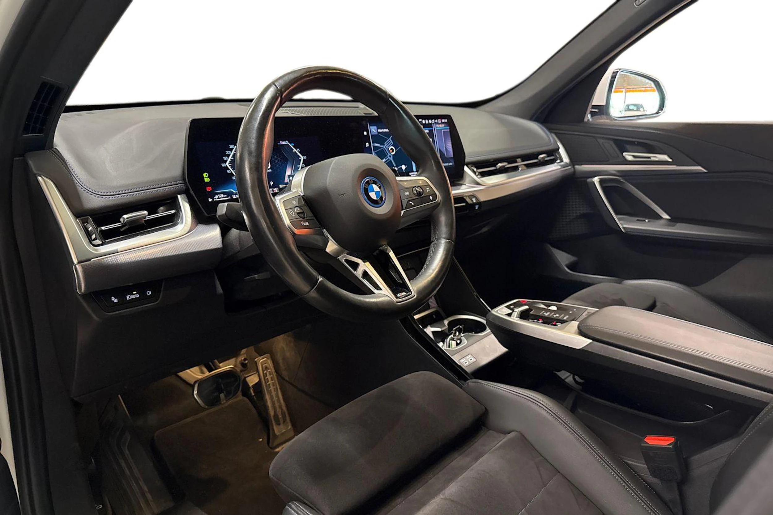 valkoinen BMW X1 2024 kuva 3.
