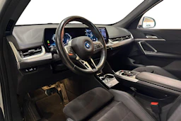 valkoinen BMW X1 2024 kuva 3.