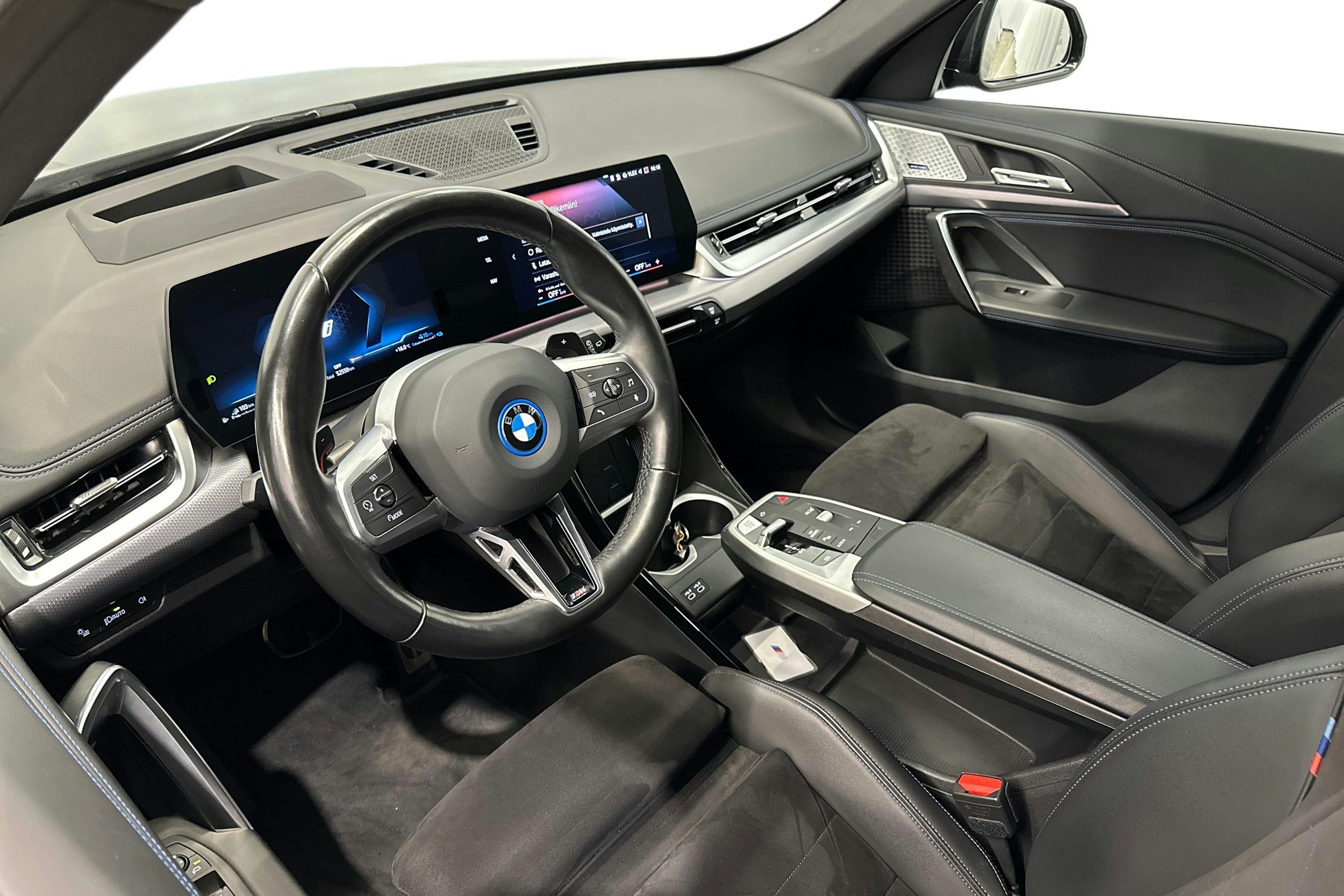 musta BMW X1 2024 kuva 6.