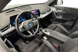 musta BMW X1 2024 kuva 6.
