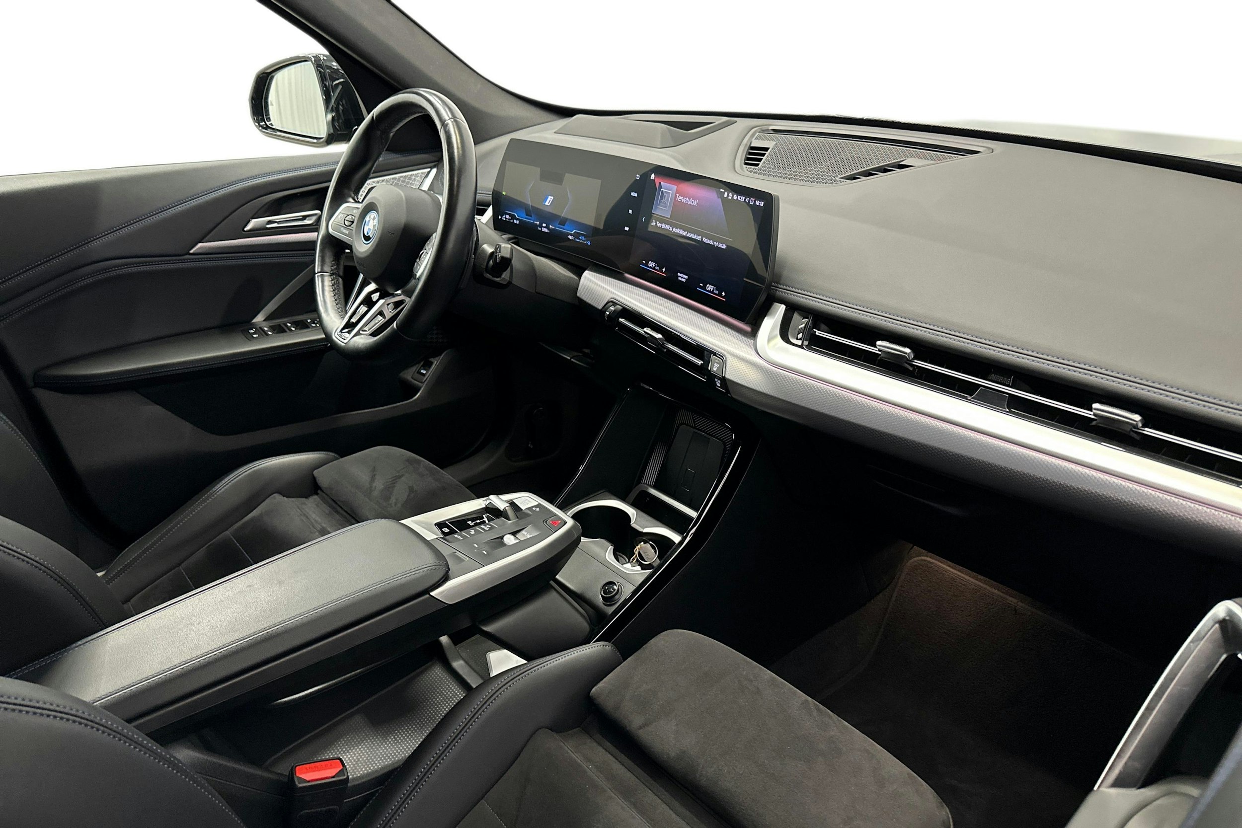 musta BMW X1 2024 kuva 8.