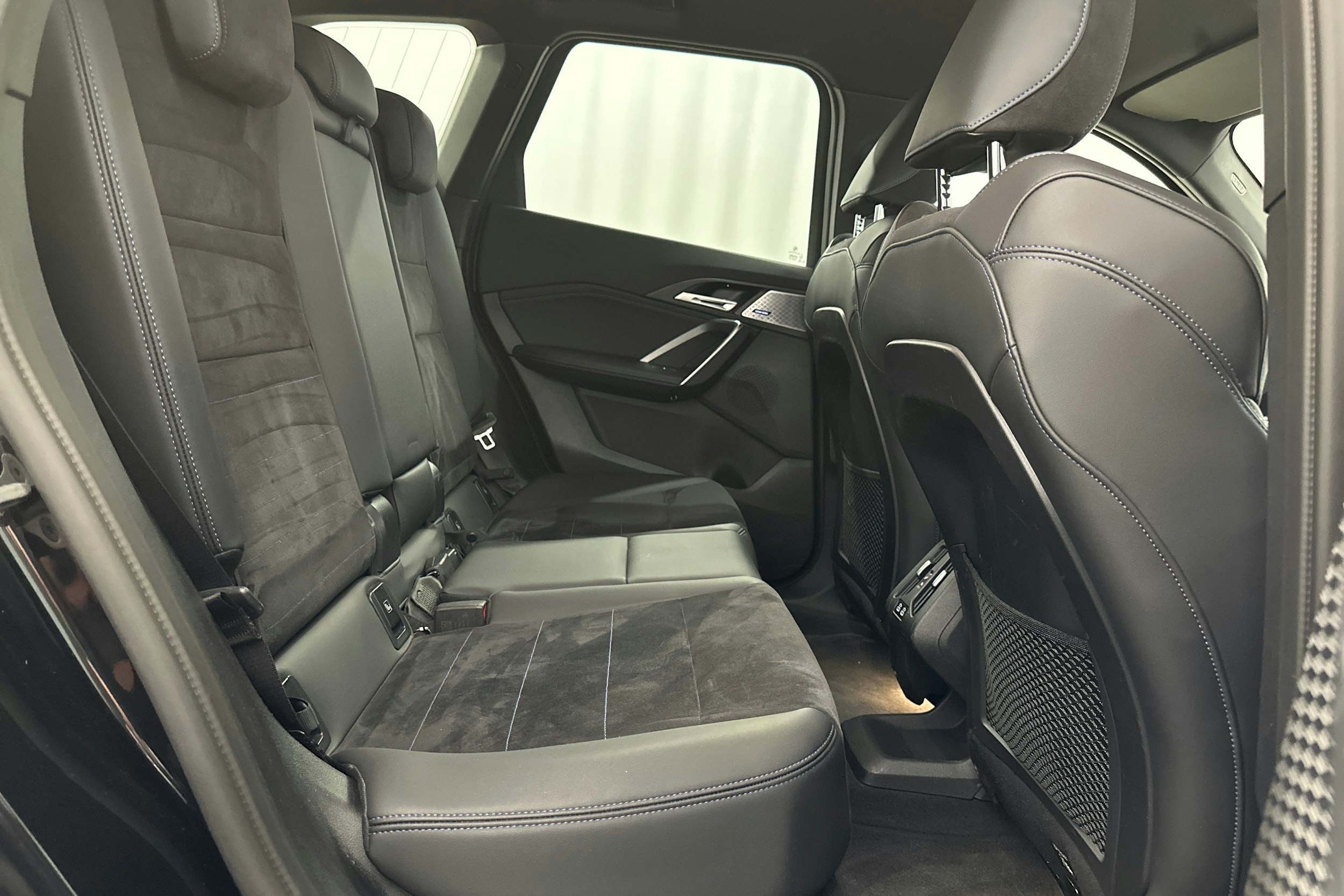 musta BMW X1 2024 kuva 11.
