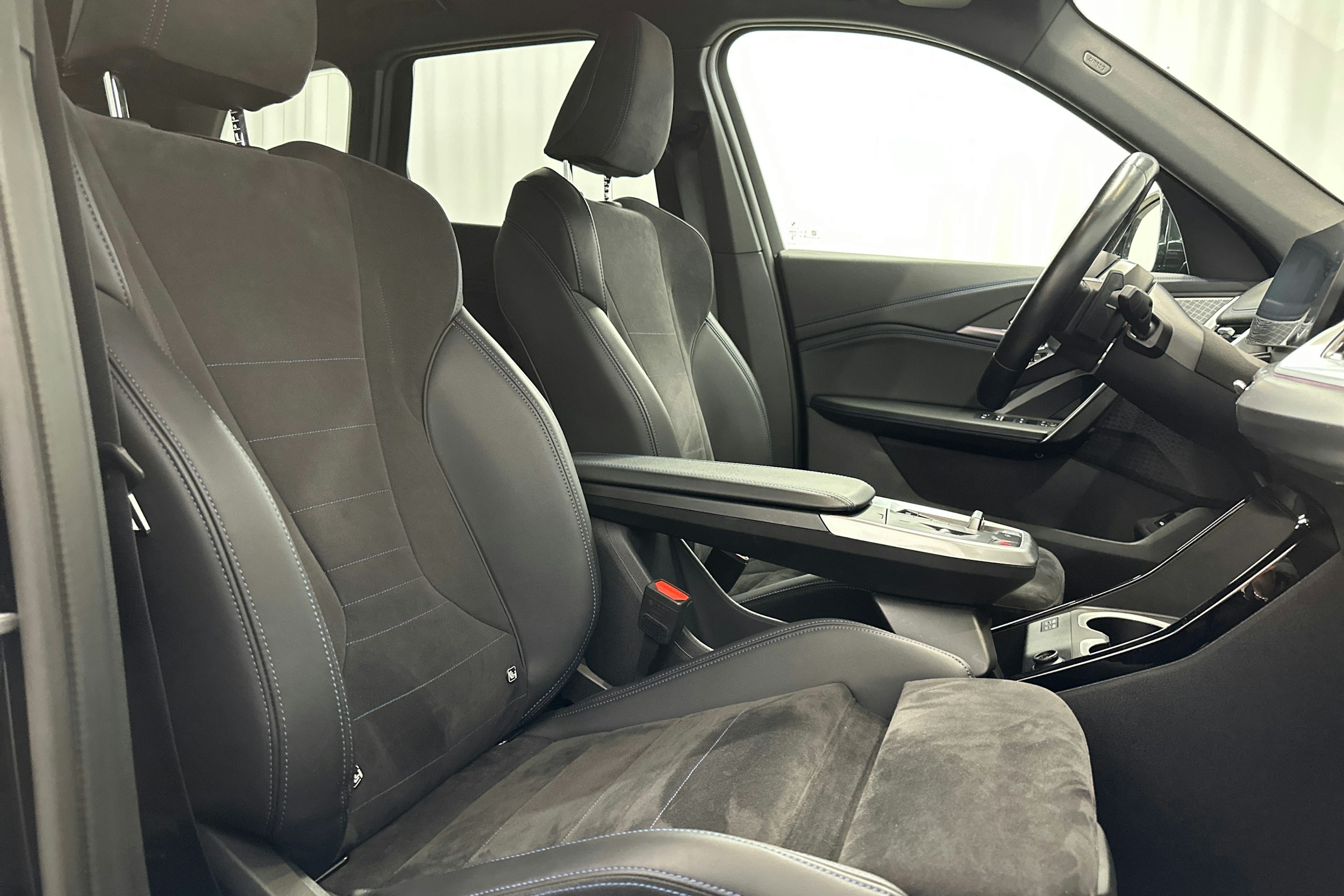 musta BMW X1 2024 kuva 12.