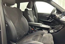 musta BMW X1 2024 kuva 12.