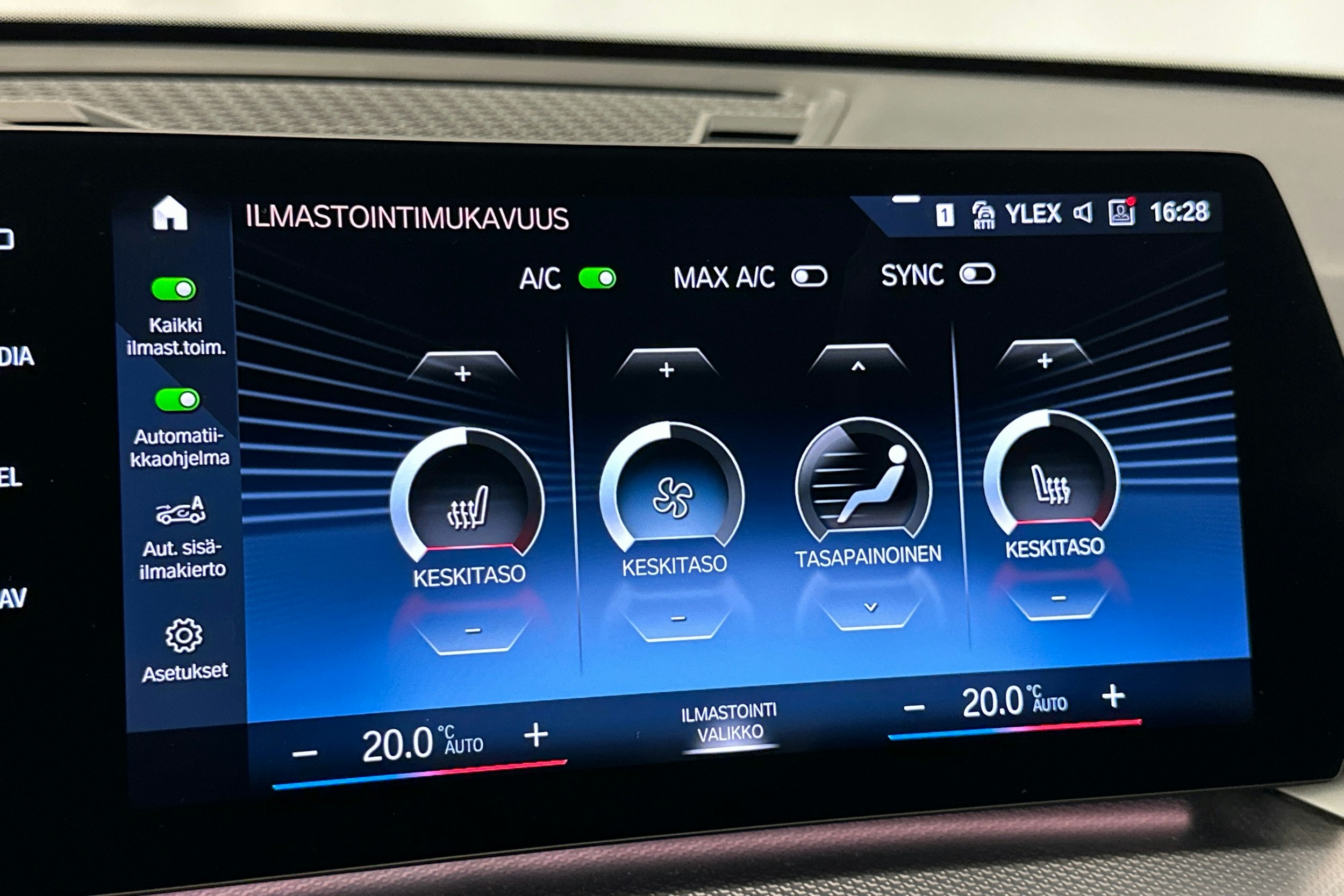 musta BMW X1 2024 kuva 22.