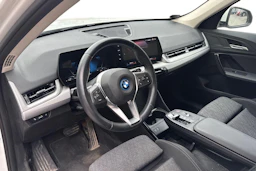 valkoinen BMW X1 2024 kuva 3.