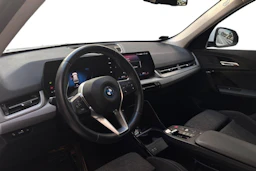 valkoinen BMW X1 2024 kuva 6.