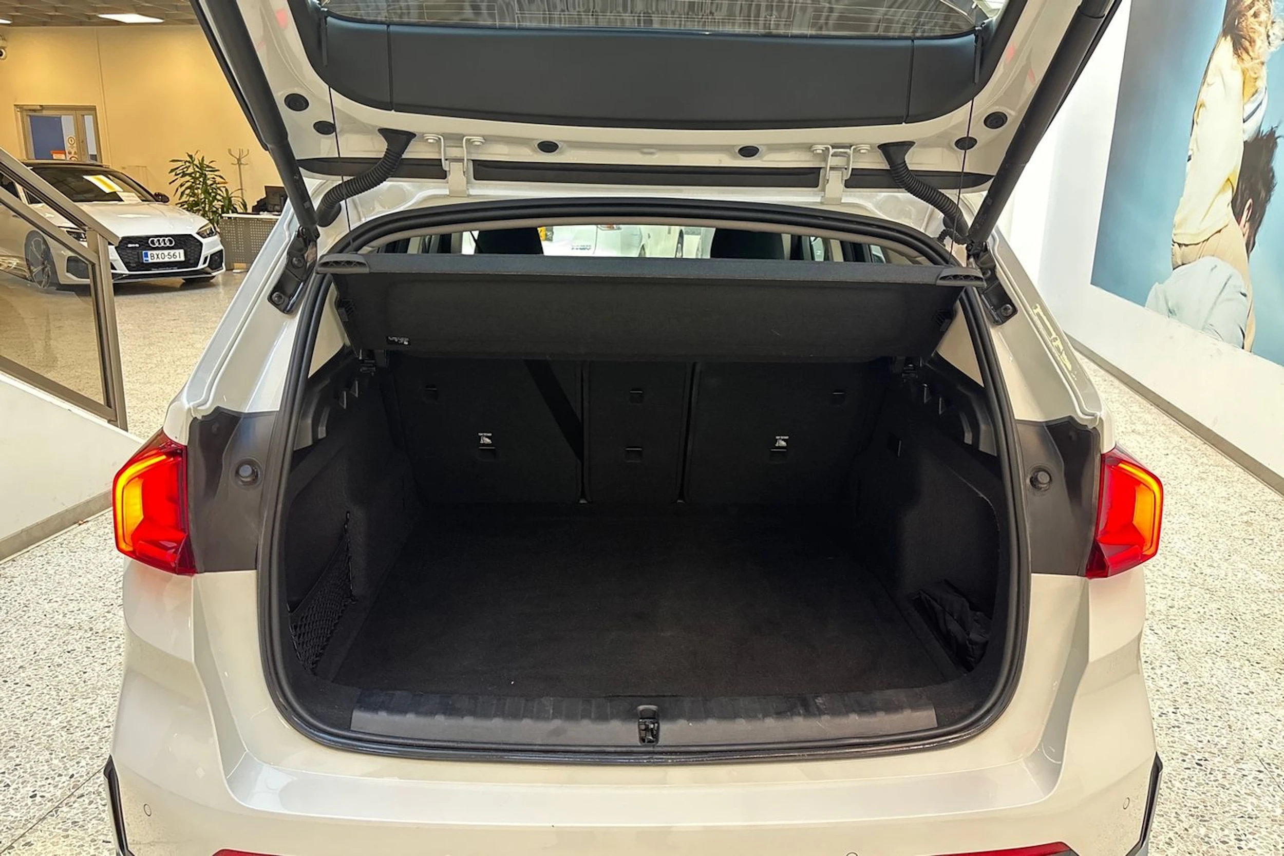 valkoinen BMW X1 2024 kuva 11.