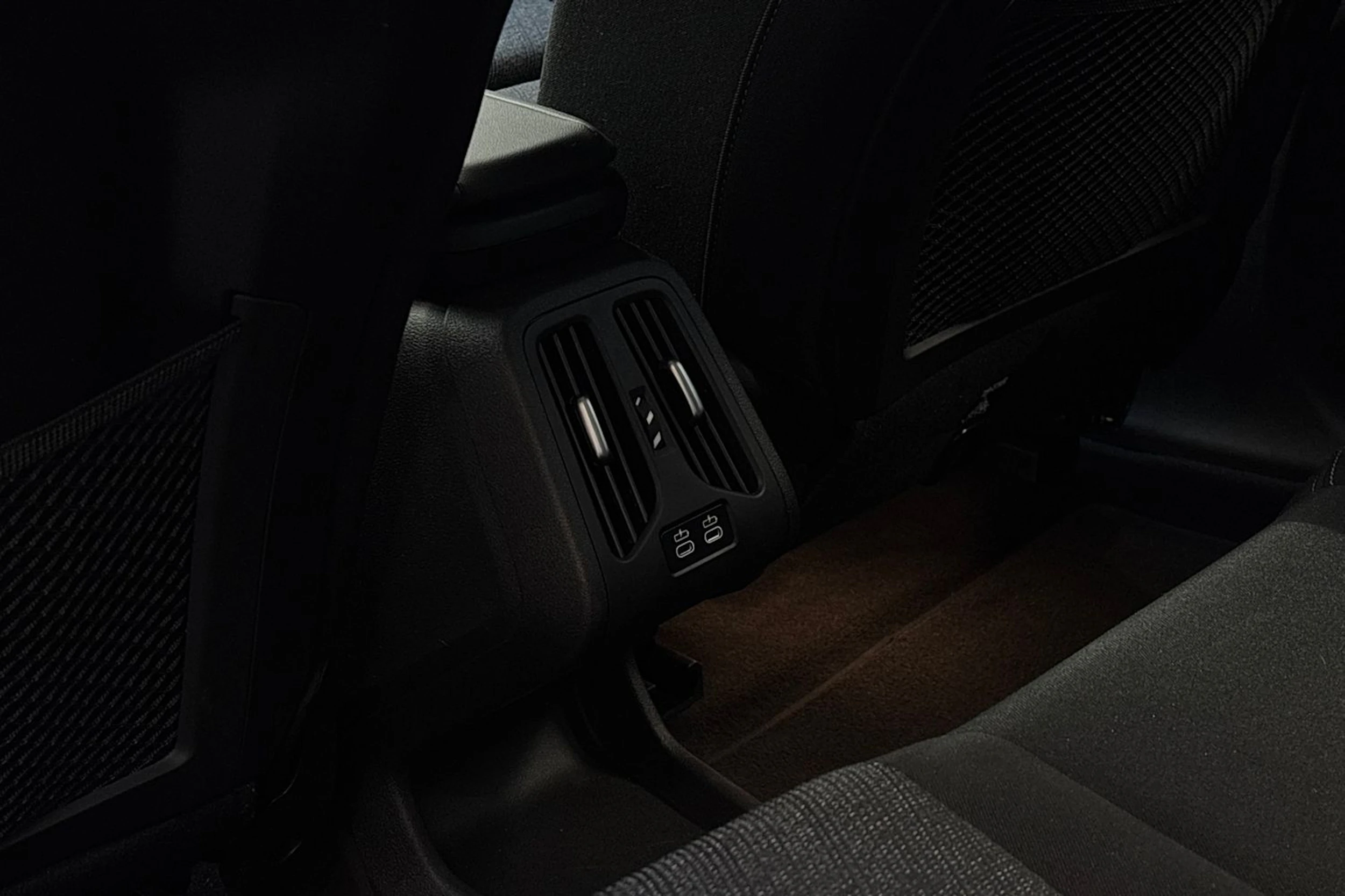 valkoinen BMW X1 2024 kuva 13.