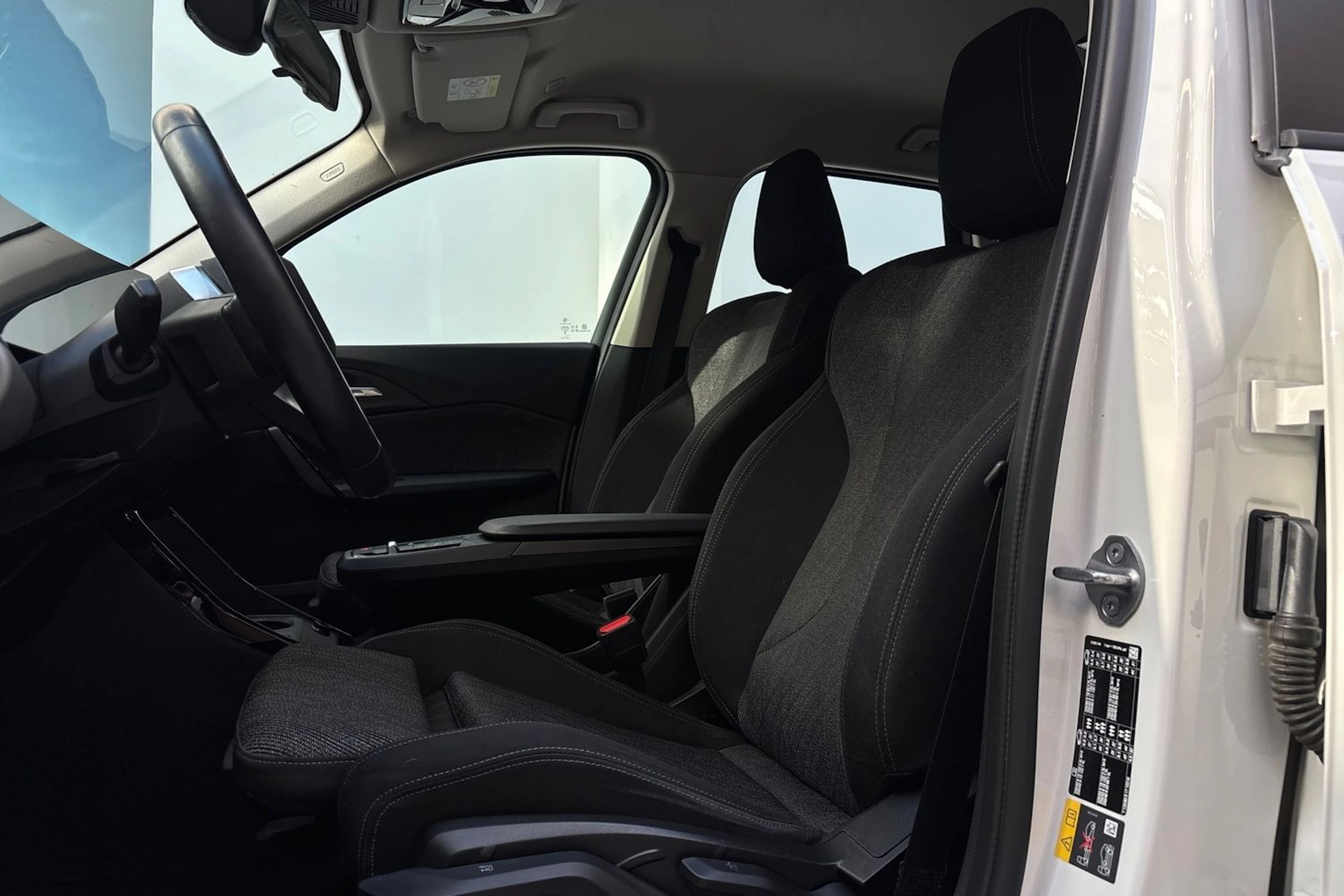 valkoinen BMW X1 2024 kuva 14.