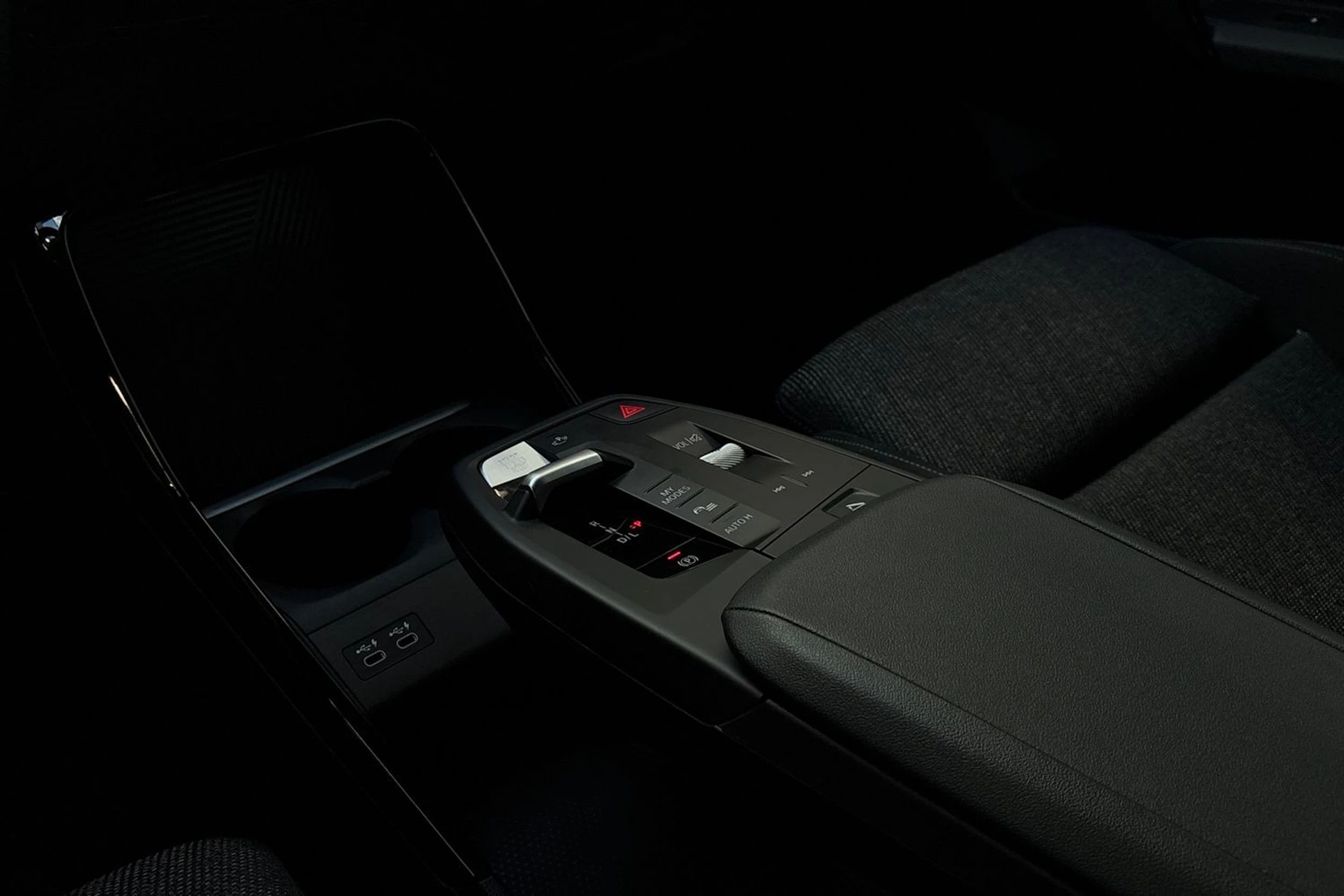 valkoinen BMW X1 2024 kuva 19.