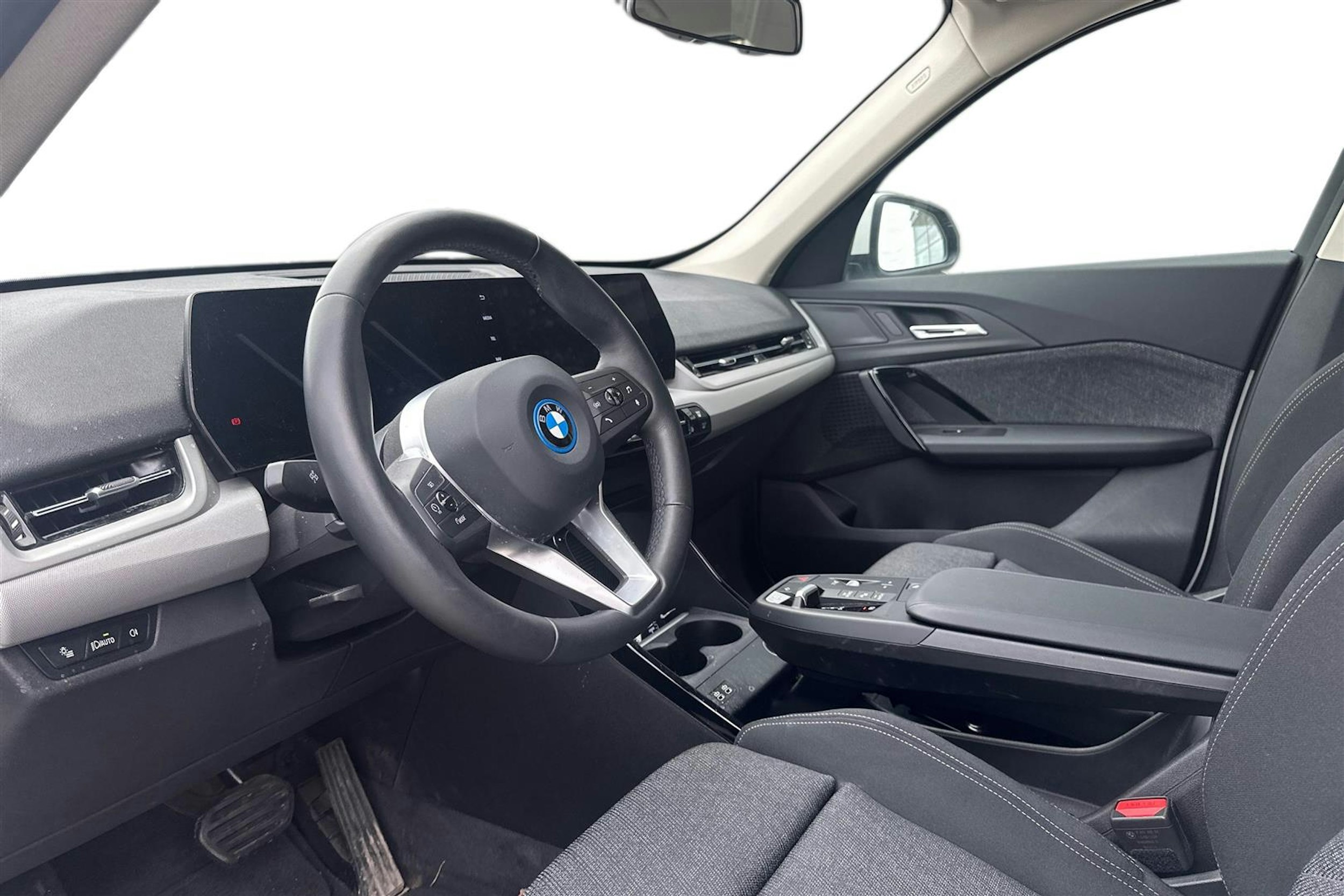 Valkoinen BMW X1 2025 kuva 3.