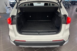 Valkoinen BMW X1 2025 kuva 20.