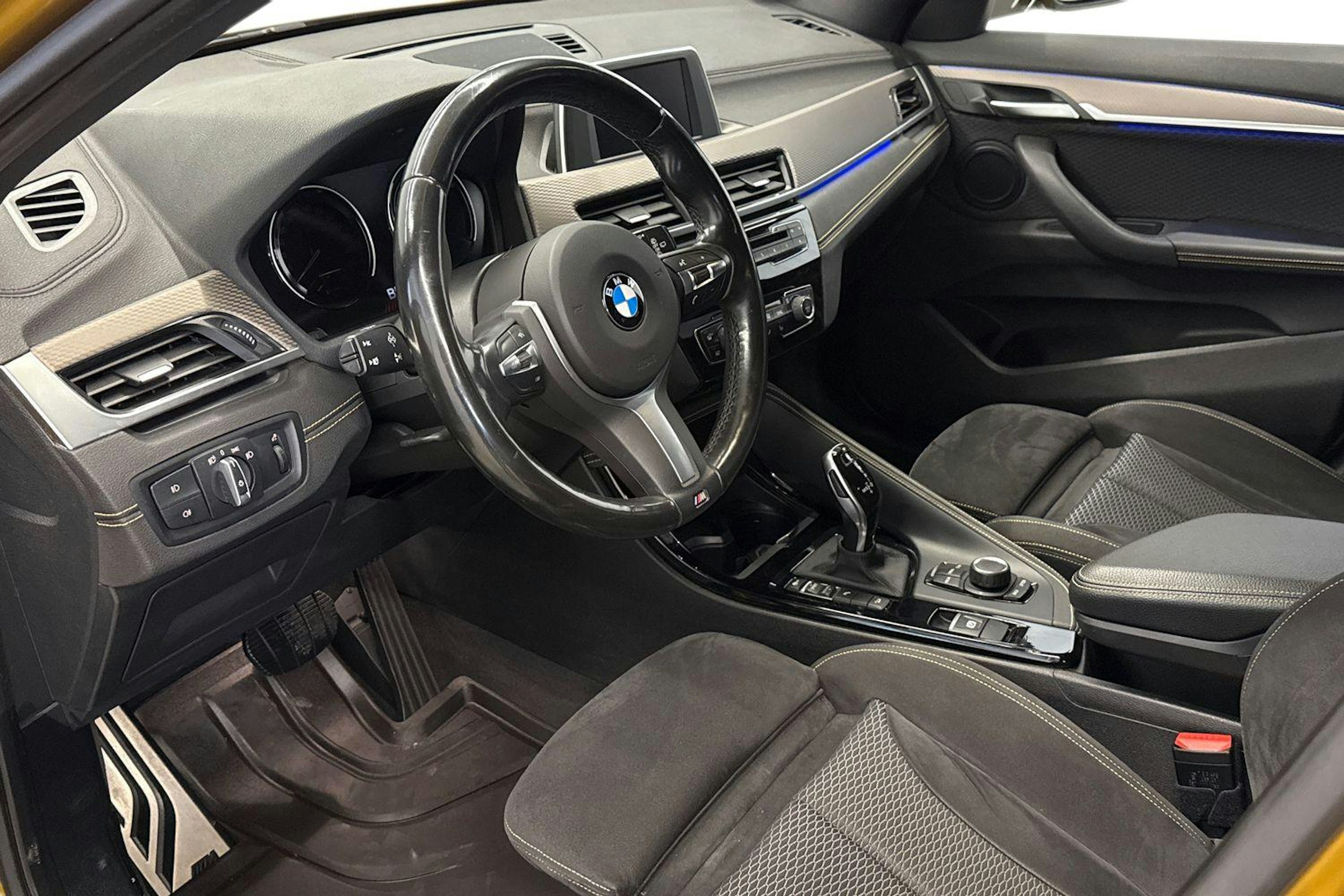 keltainen BMW X2 2018 kuva 7.