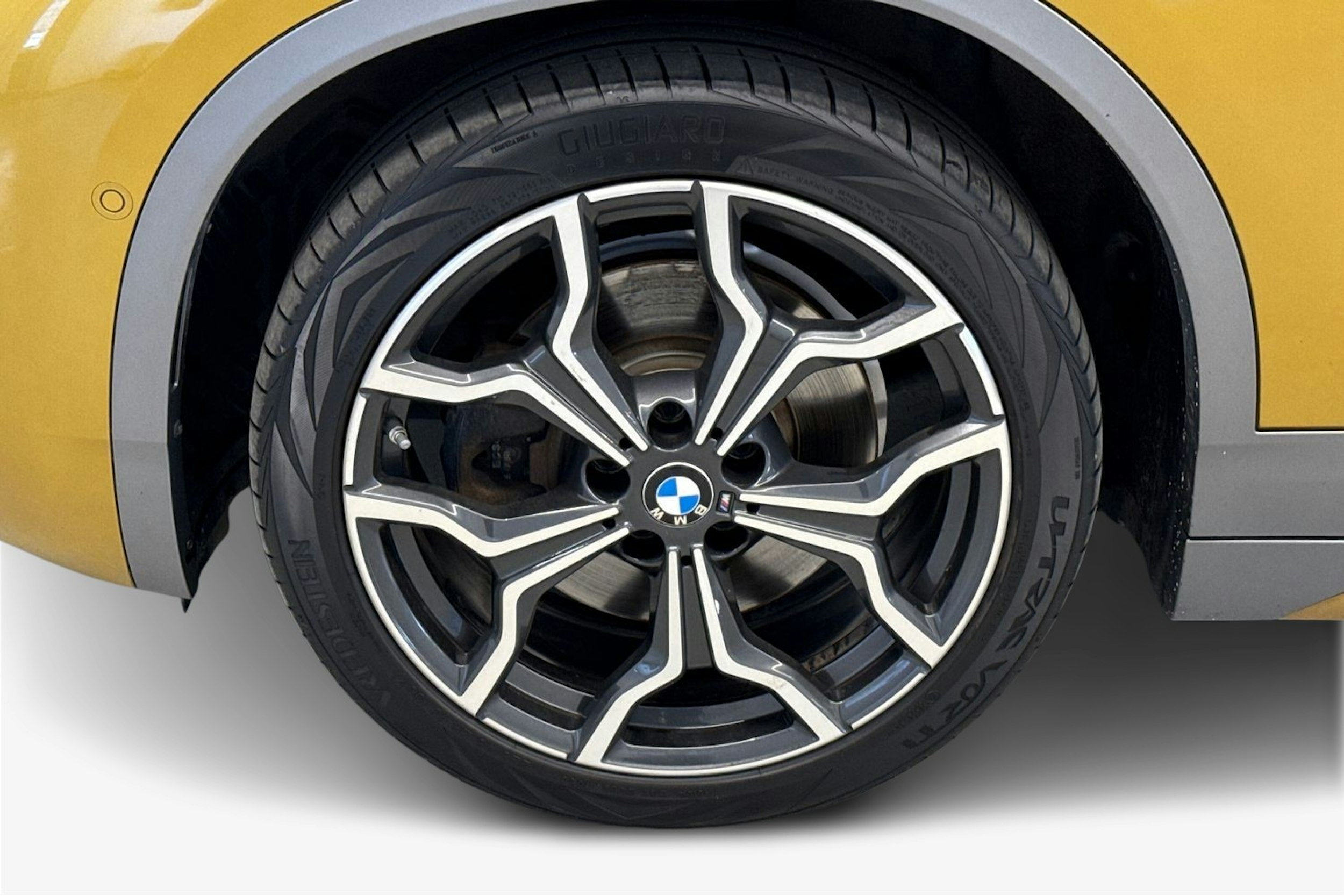 keltainen BMW X2 2018 kuva 11.