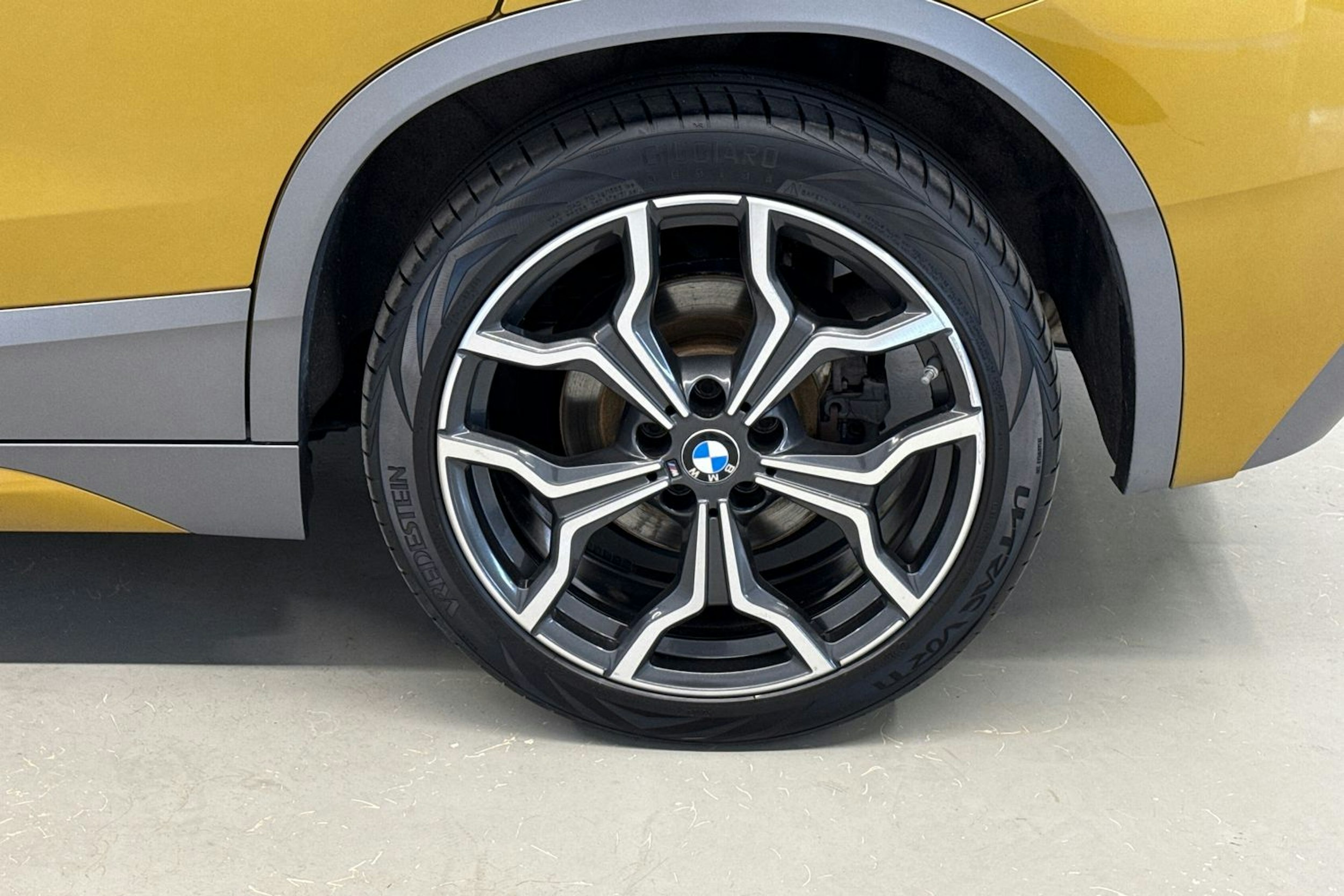keltainen BMW X2 2018 kuva 13.
