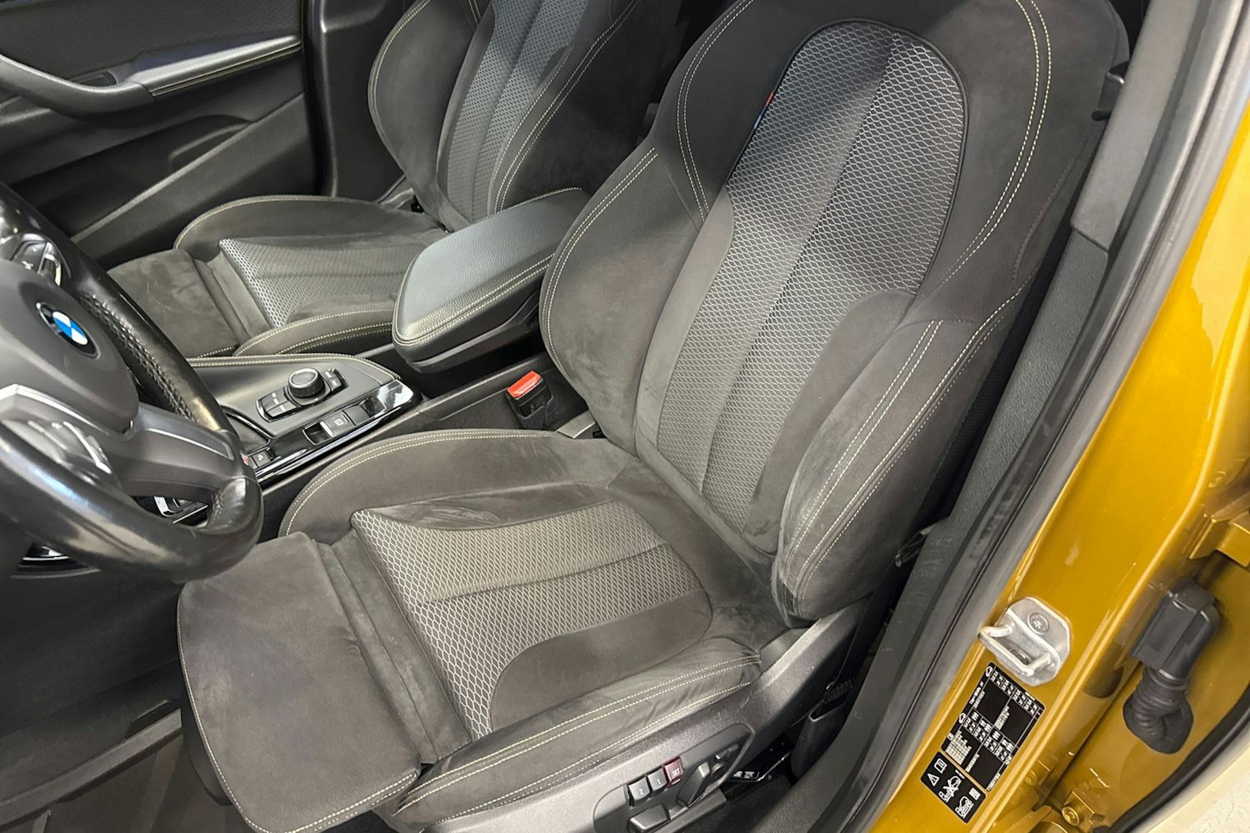 keltainen BMW X2 2018 kuva 24.