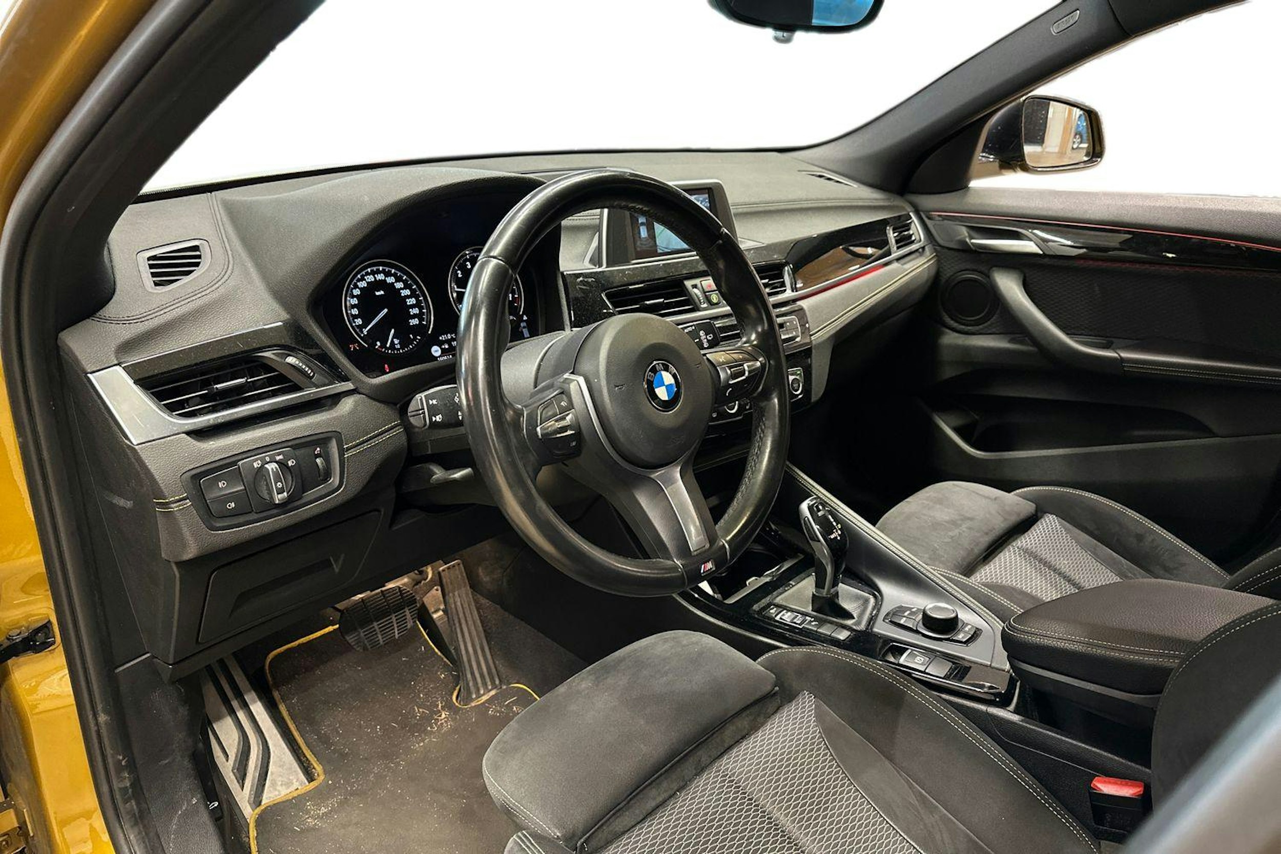 keltainen BMW X2 2018 kuva 3.