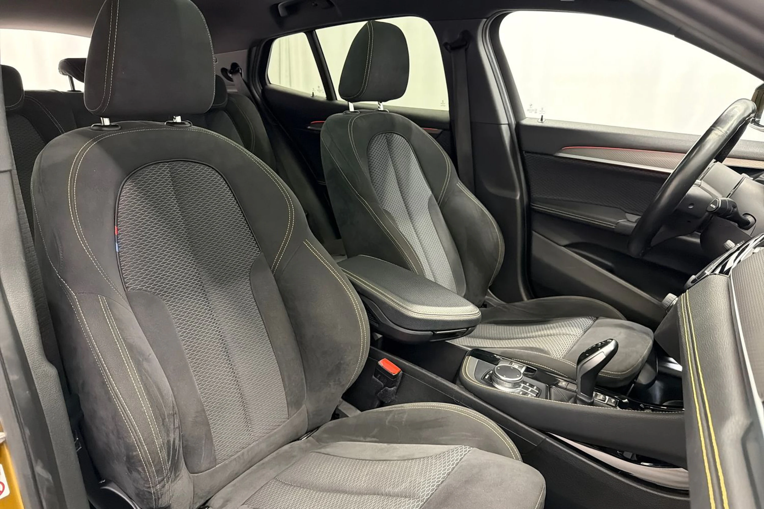 keltainen BMW X2 2018 kuva 11.