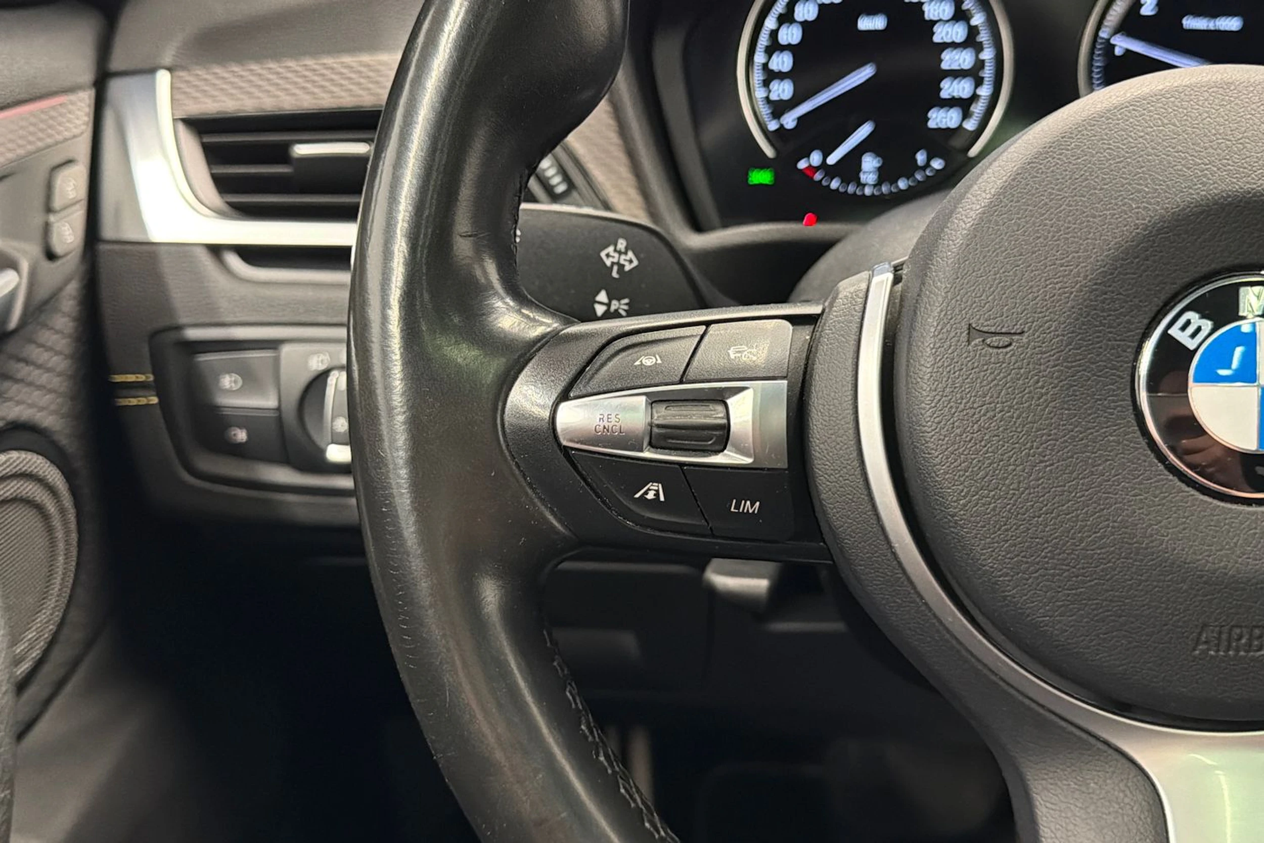 keltainen BMW X2 2018 kuva 16.