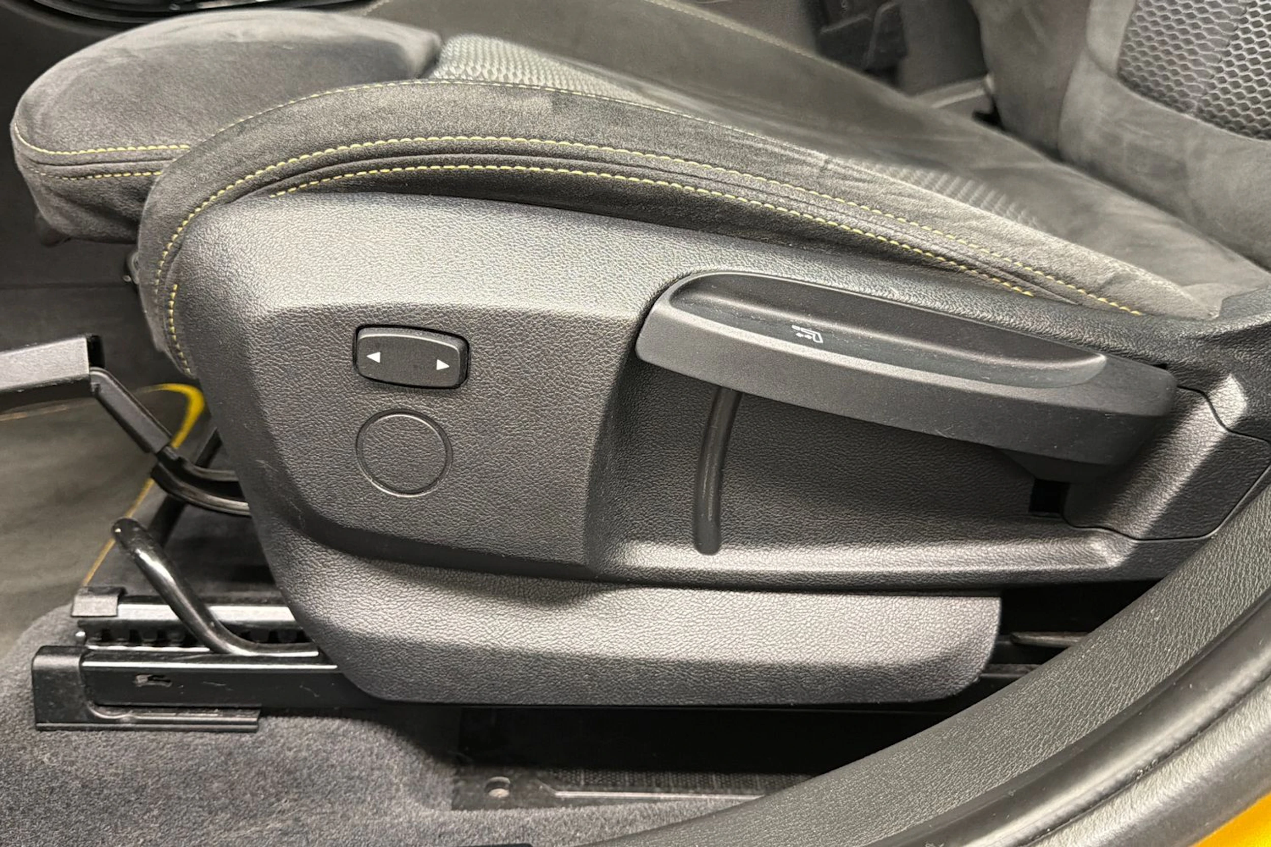 keltainen BMW X2 2018 kuva 28.