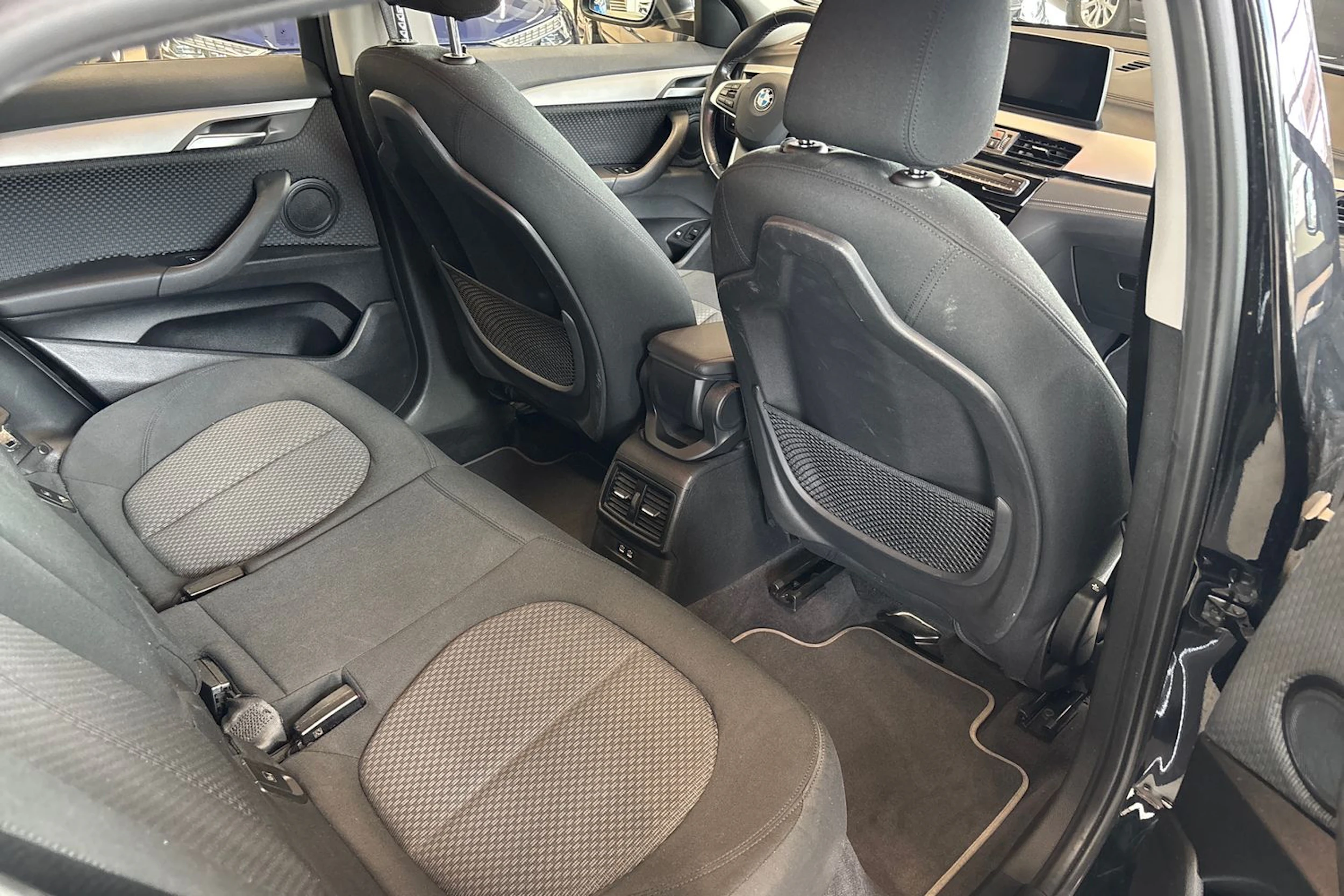 musta BMW X2 2021 kuva 18.