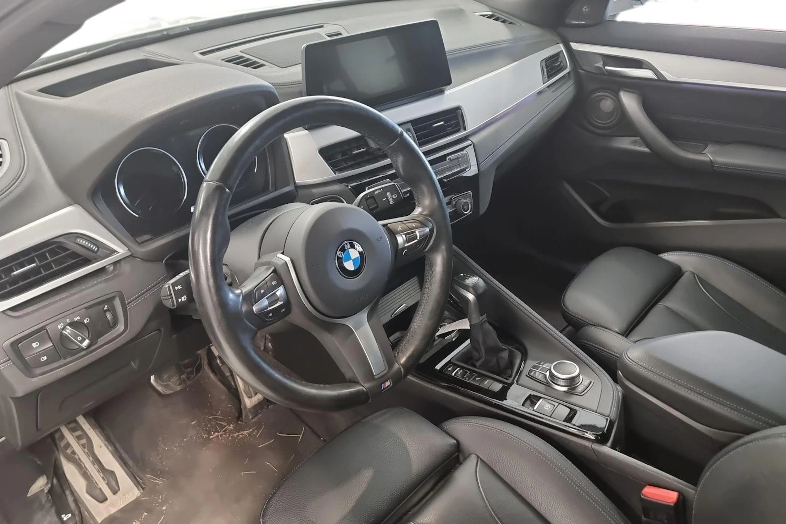 Valkoinen BMW X2 2021 kuva 3.