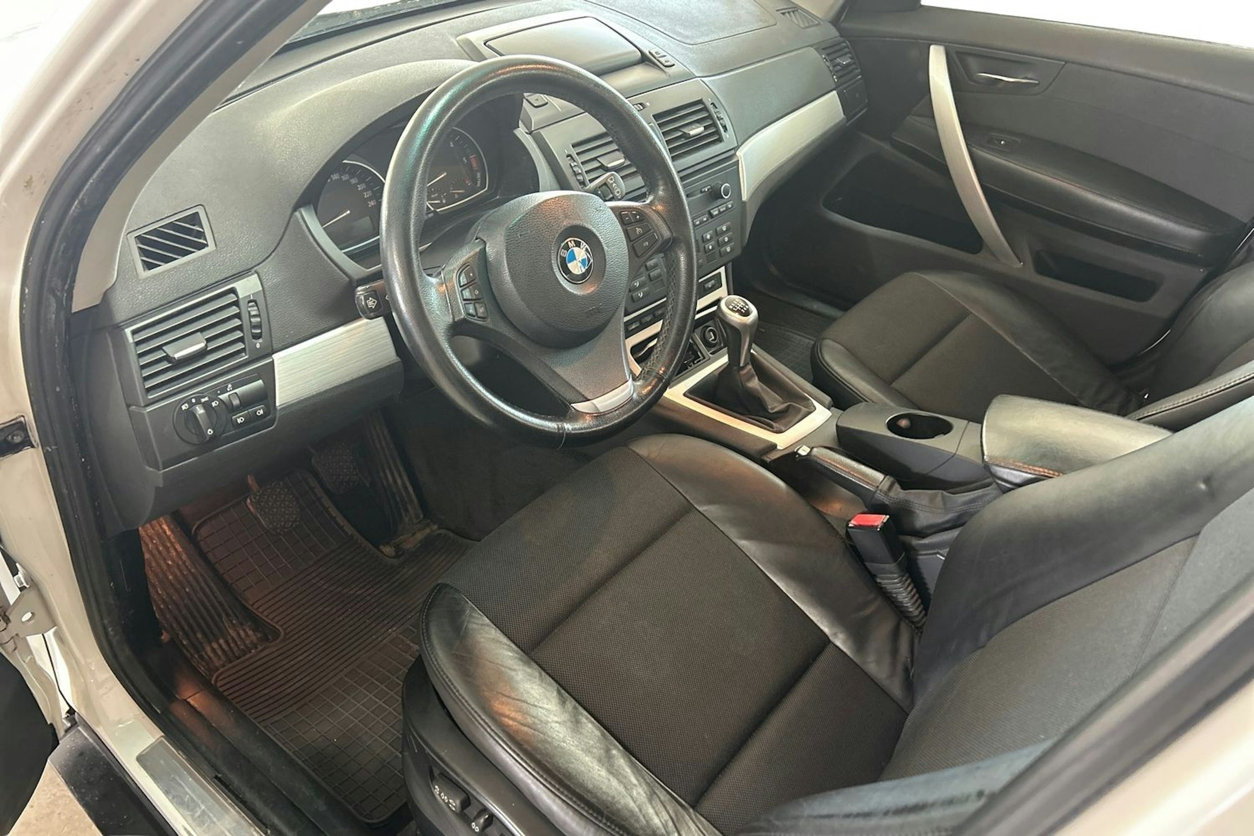 valkoinen BMW X3 2010 kuva 7.