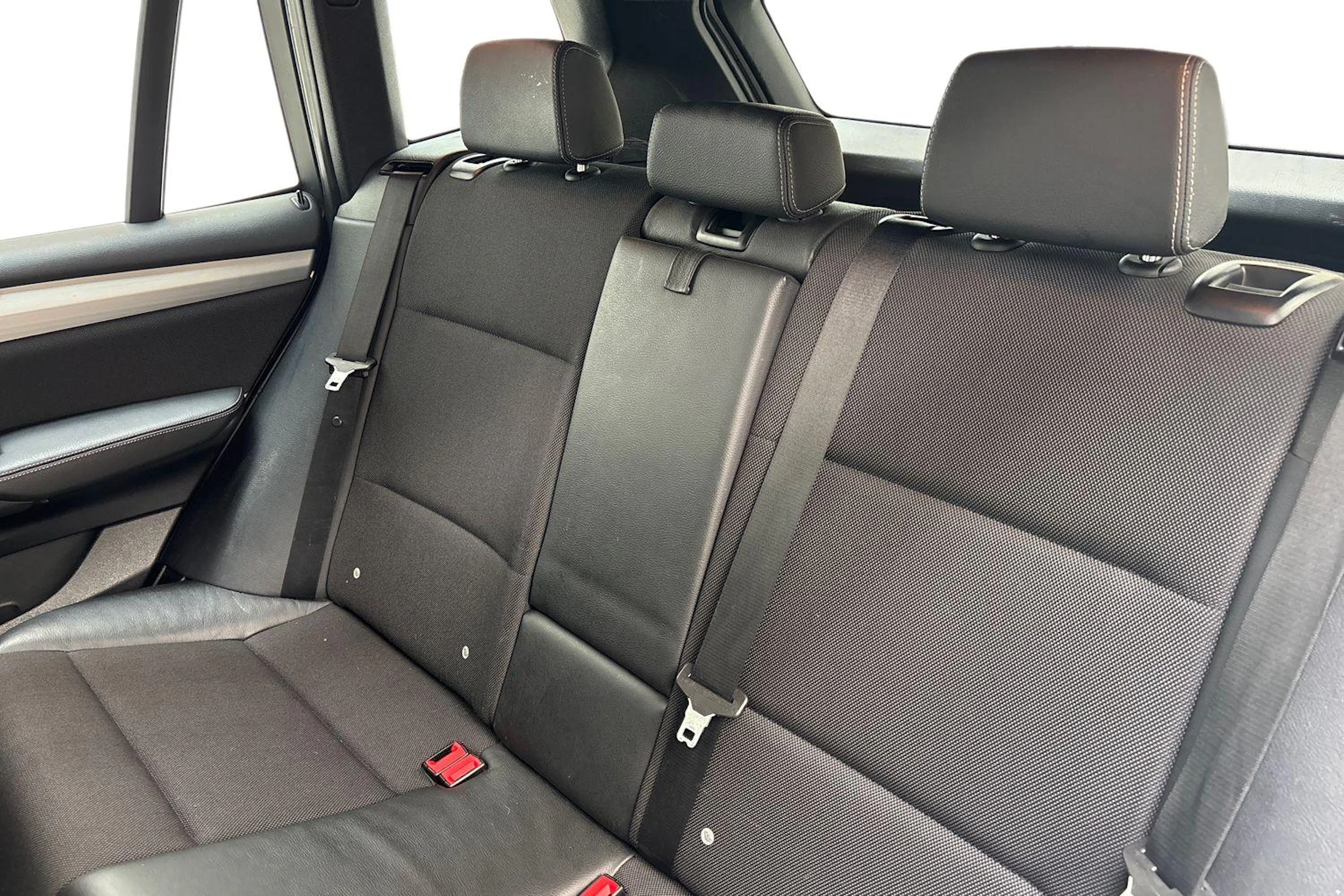valkoinen BMW X3 2011 kuva 11.