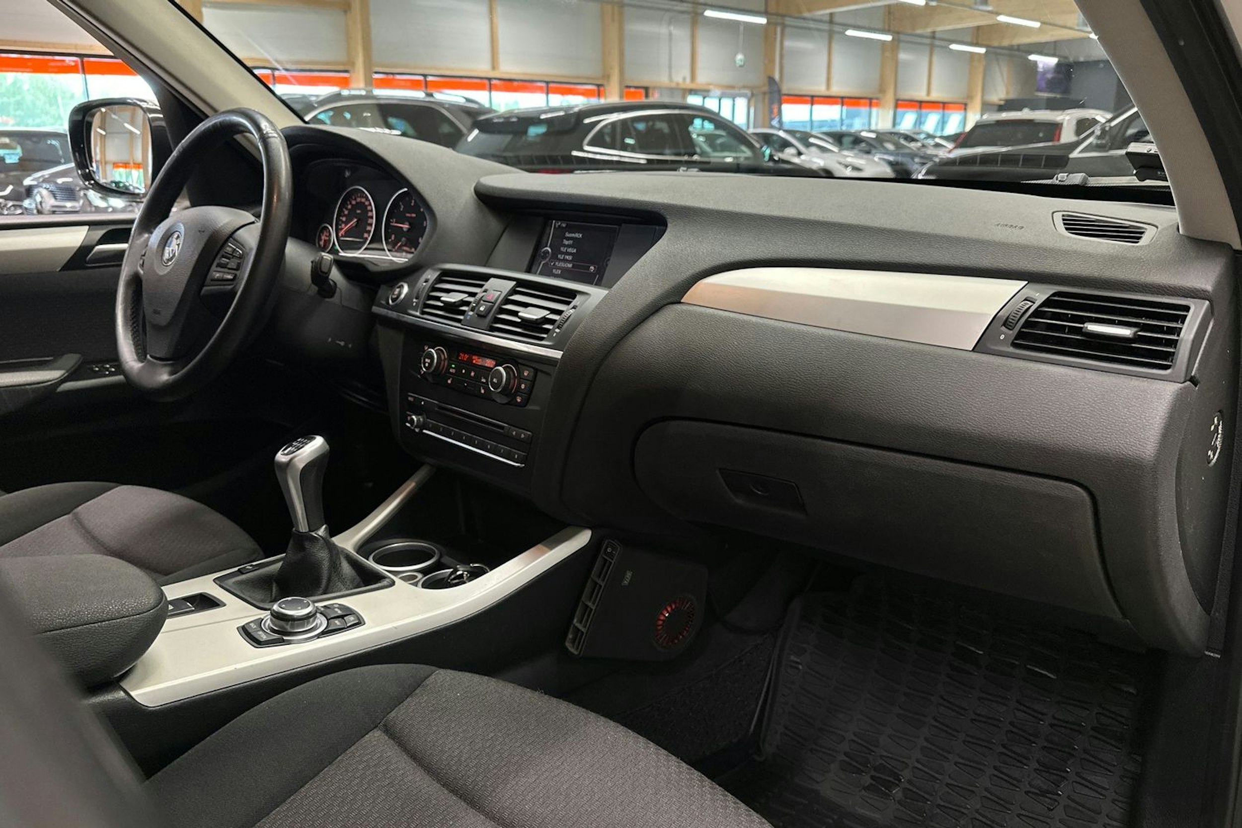 valkoinen BMW X3 2011 kuva 14.