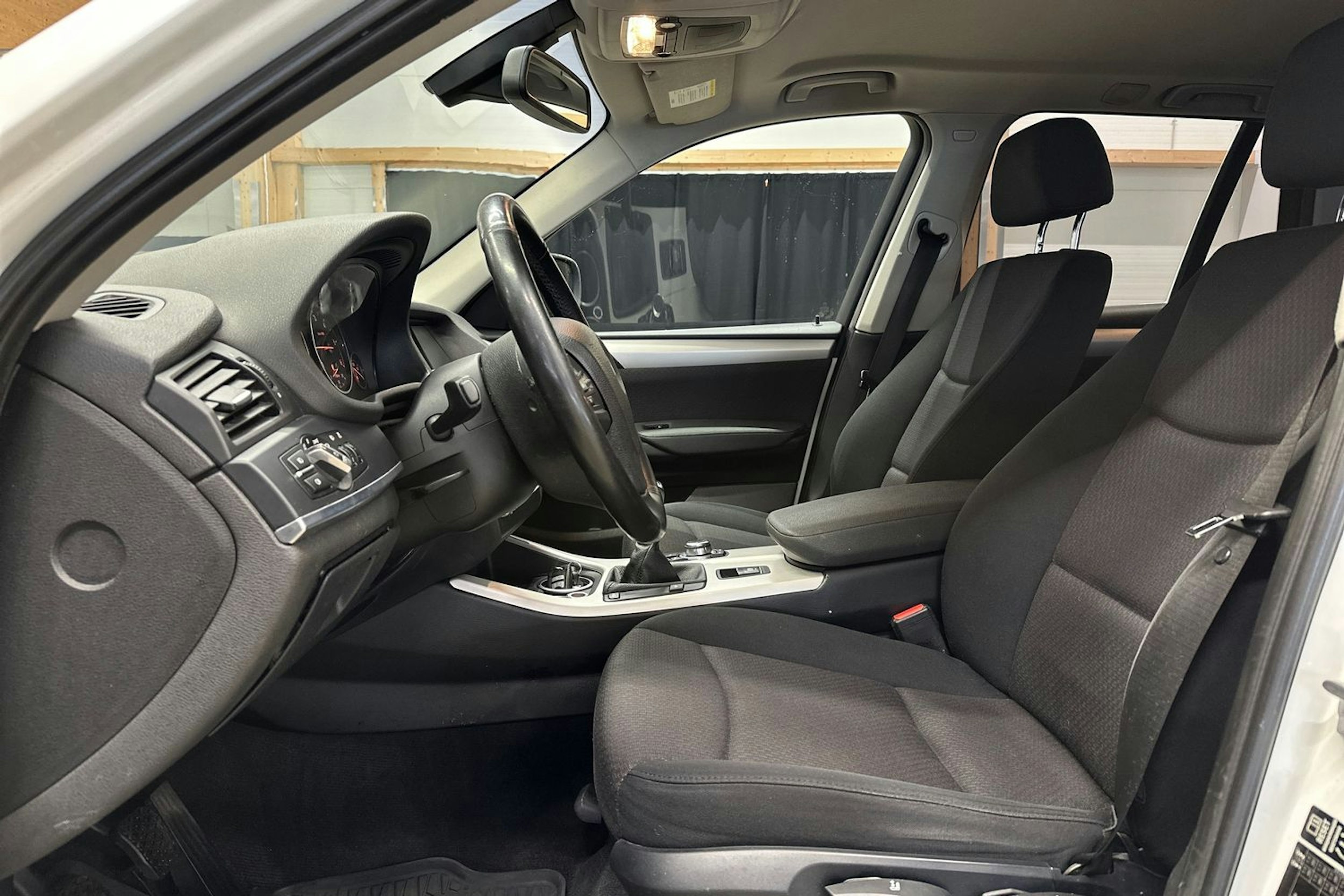 valkoinen BMW X3 2011 kuva 17.