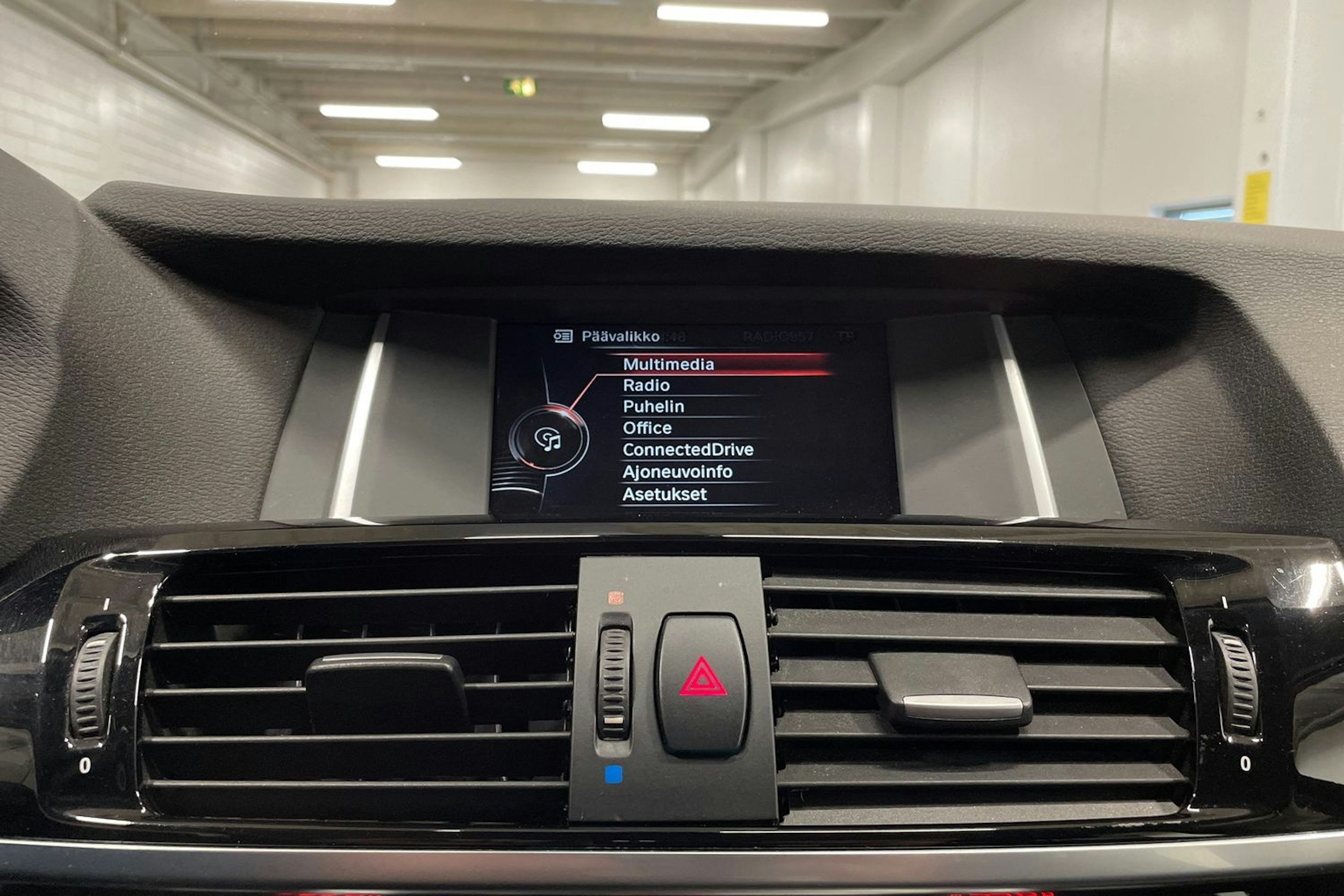 Valkoinen BMW X3 2015 kuva 14.