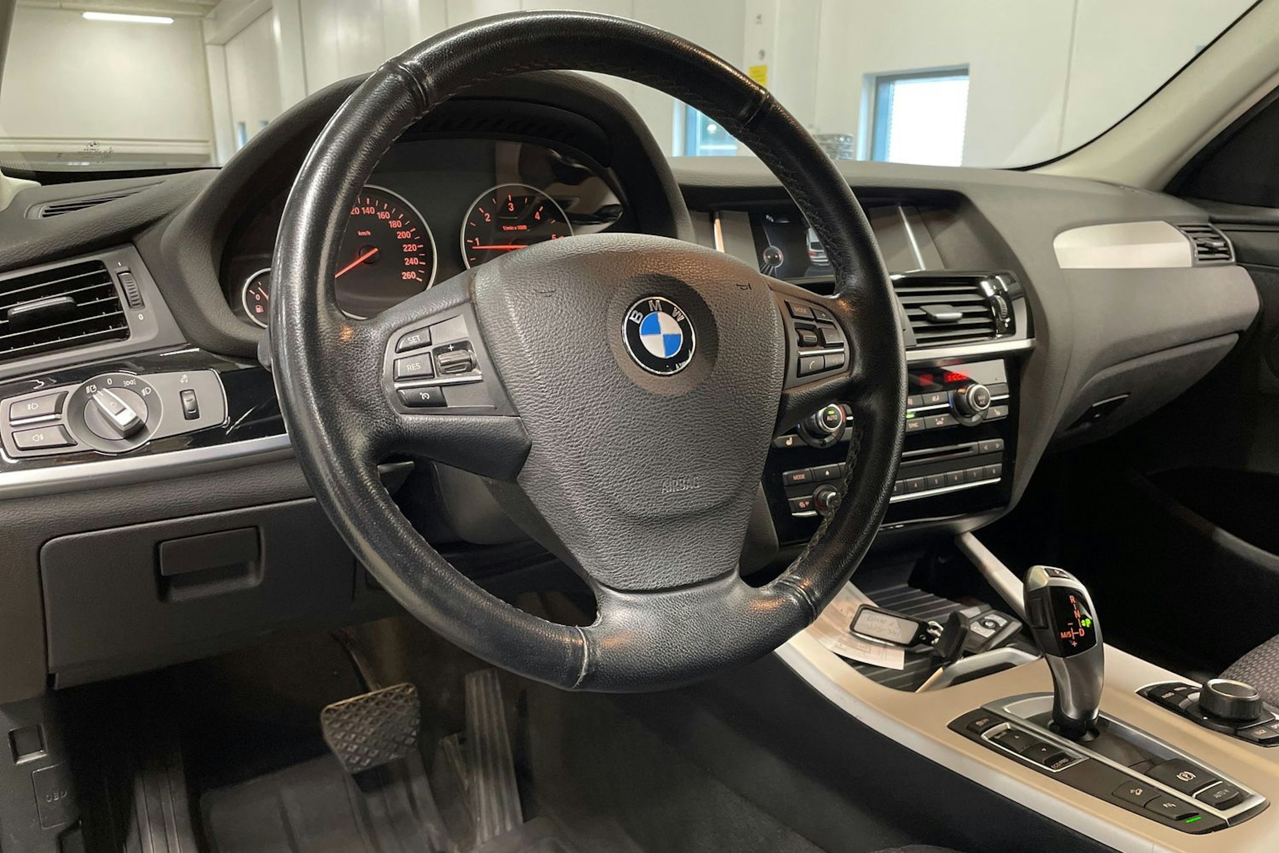 Valkoinen BMW X3 2015 kuva 22.