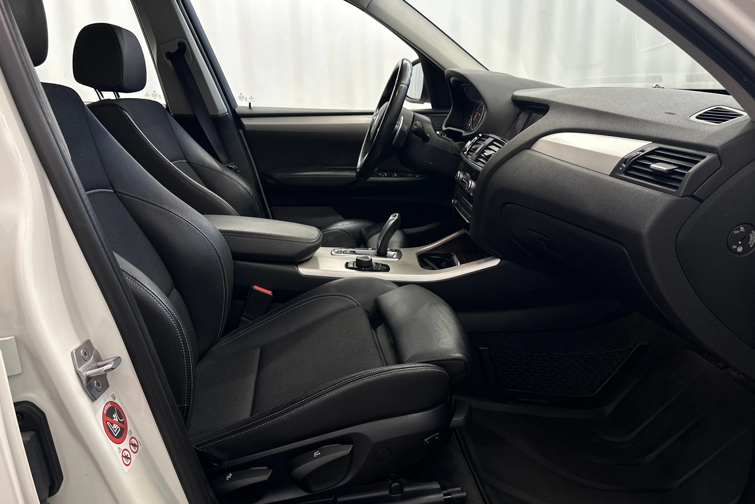 valkoinen BMW X3 2017 kuva 13.
