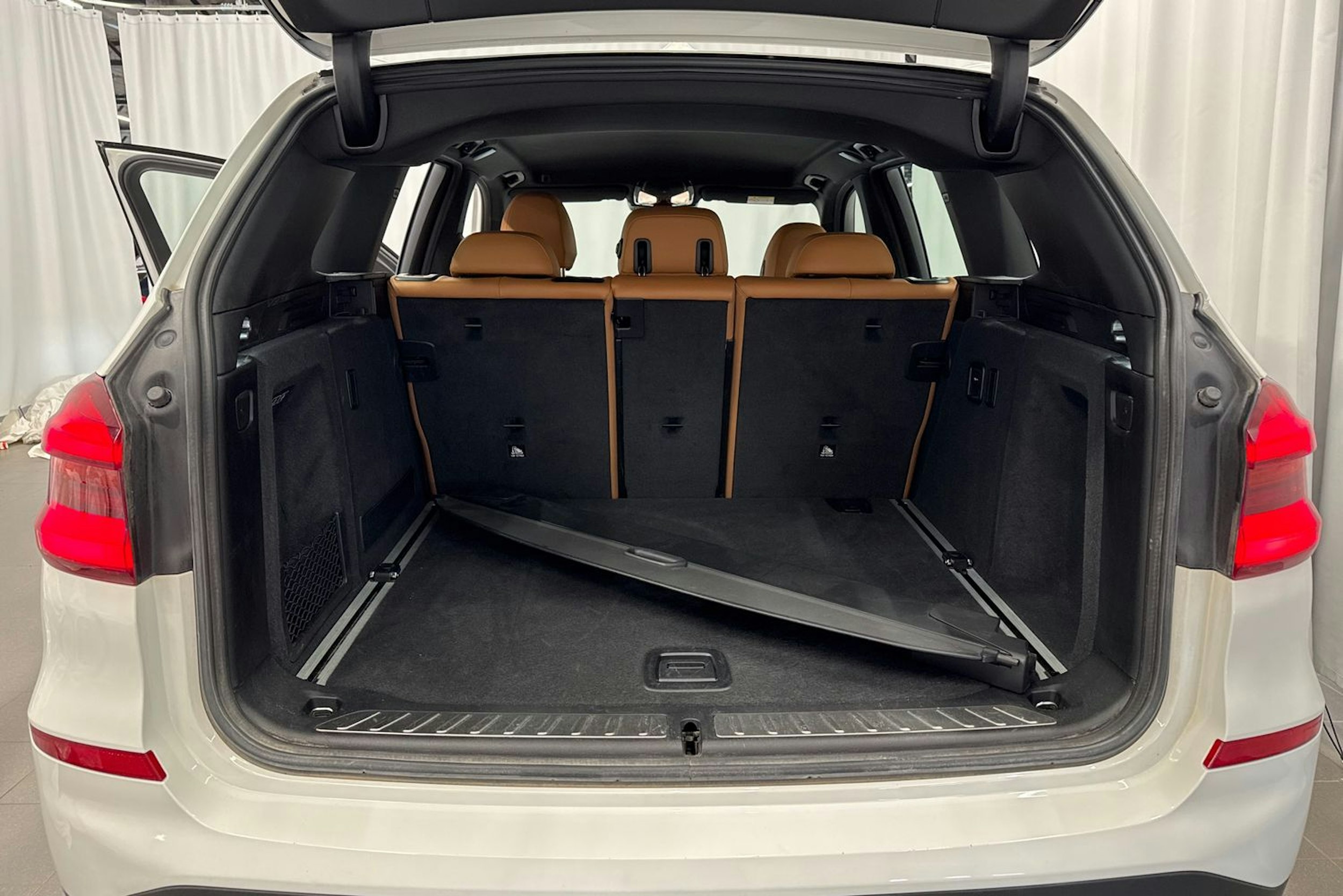 valkoinen BMW X3 2018 kuva 16.