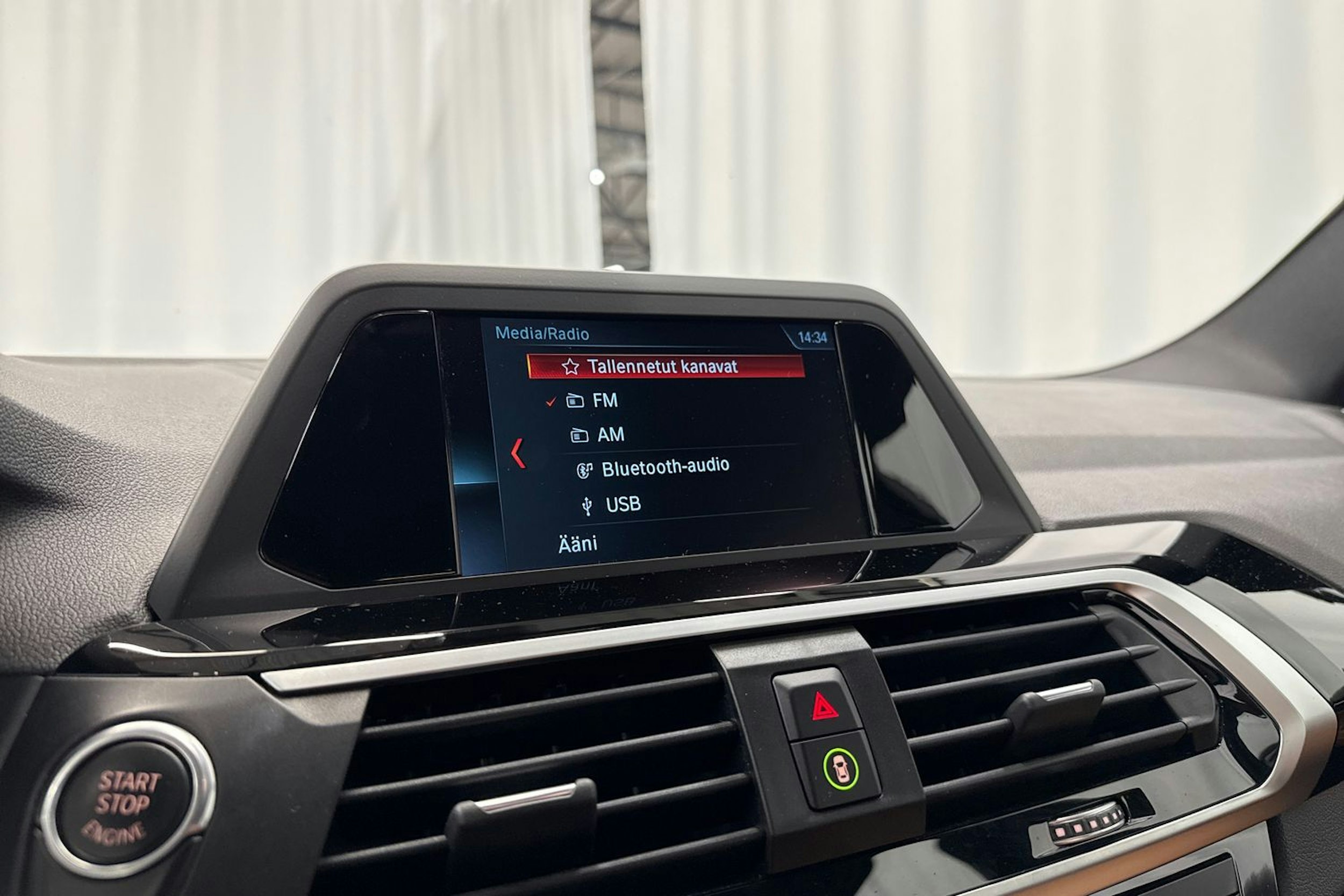 valkoinen BMW X3 2018 kuva 32.