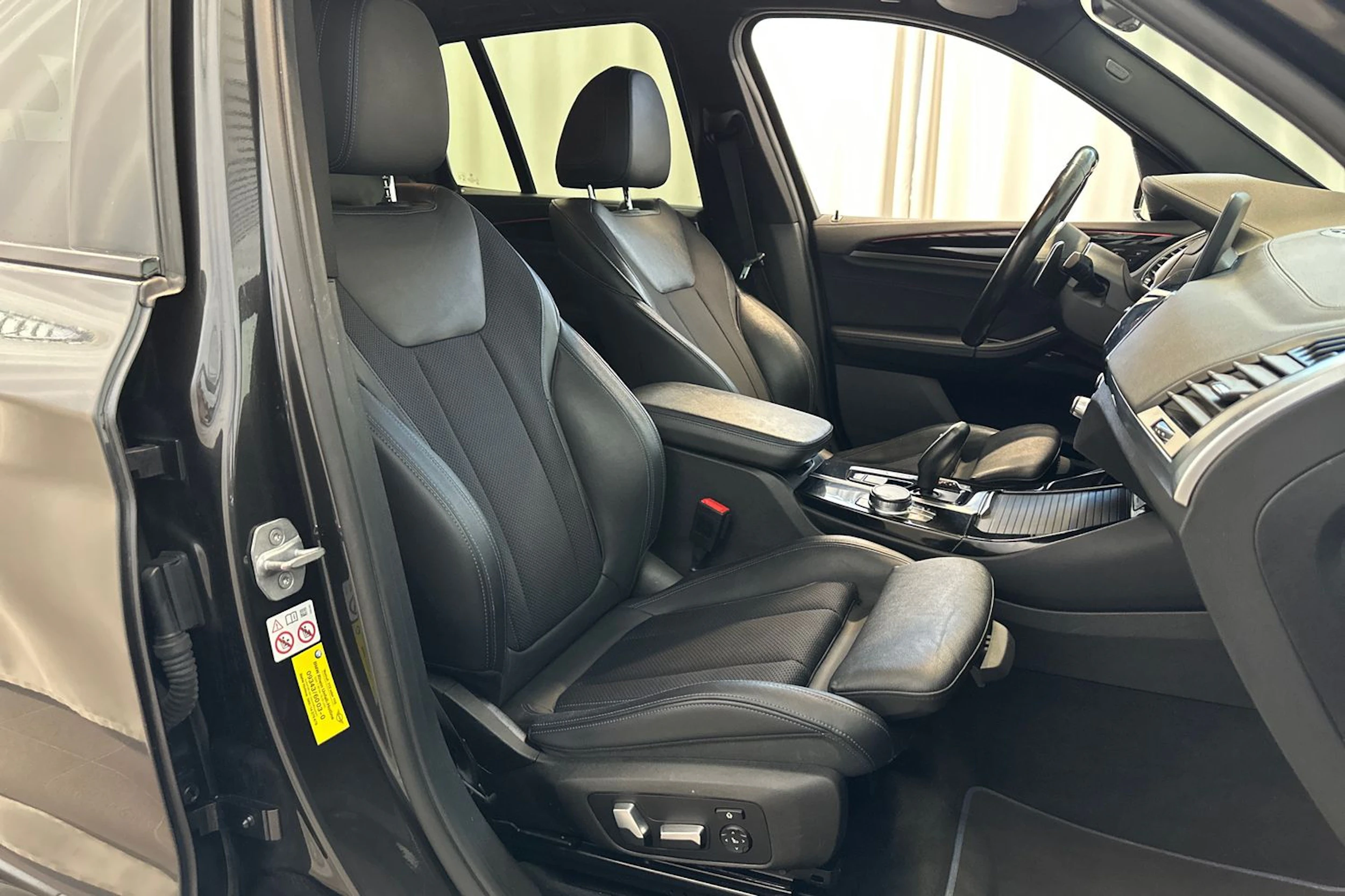 harmaa BMW X3 2018 kuva 11.
