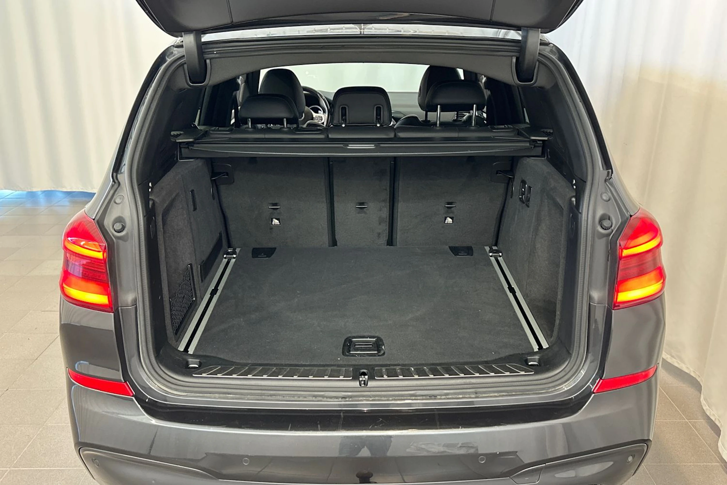 harmaa BMW X3 2018 kuva 13.