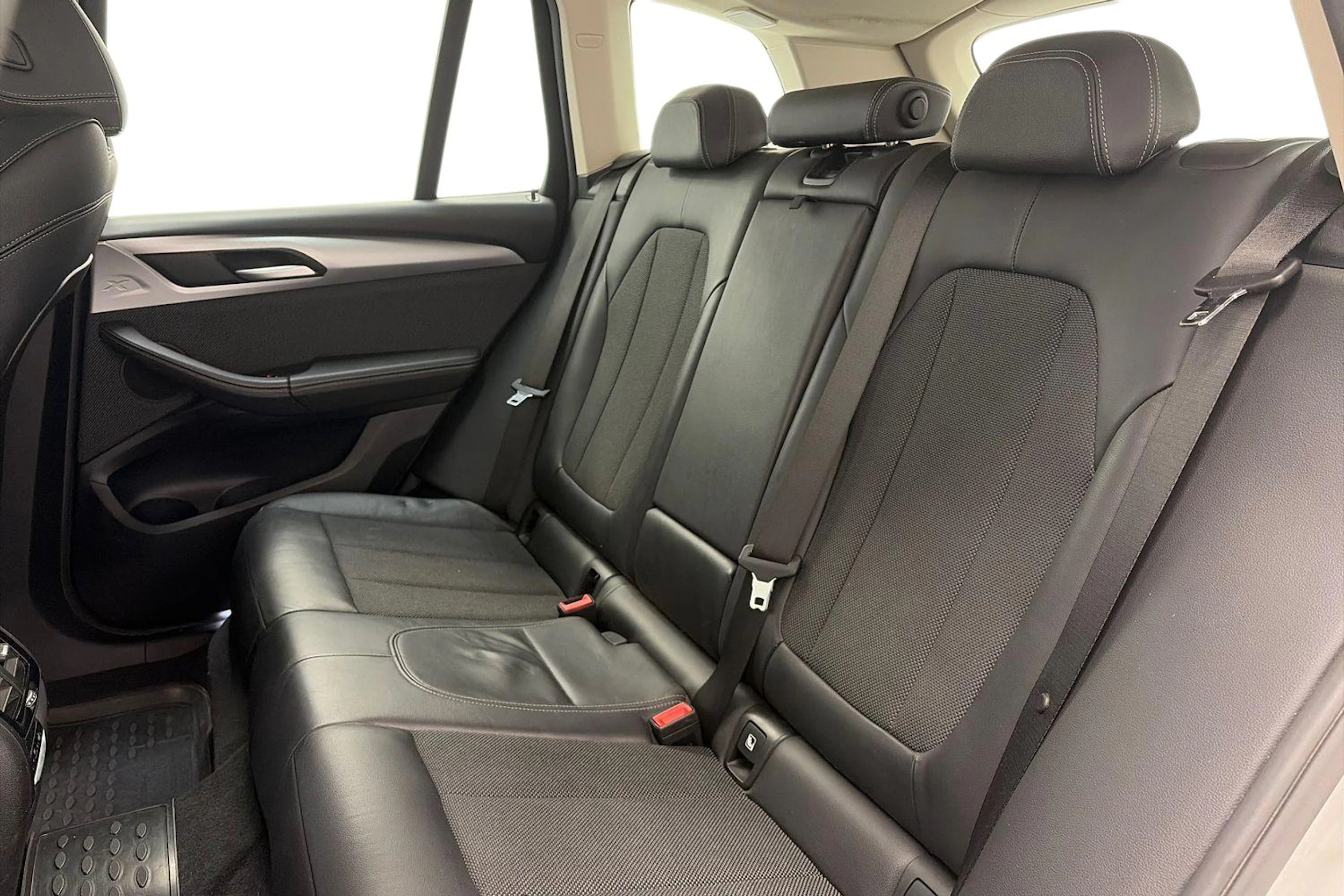 Valkoinen BMW X3 2018 kuva 8.
