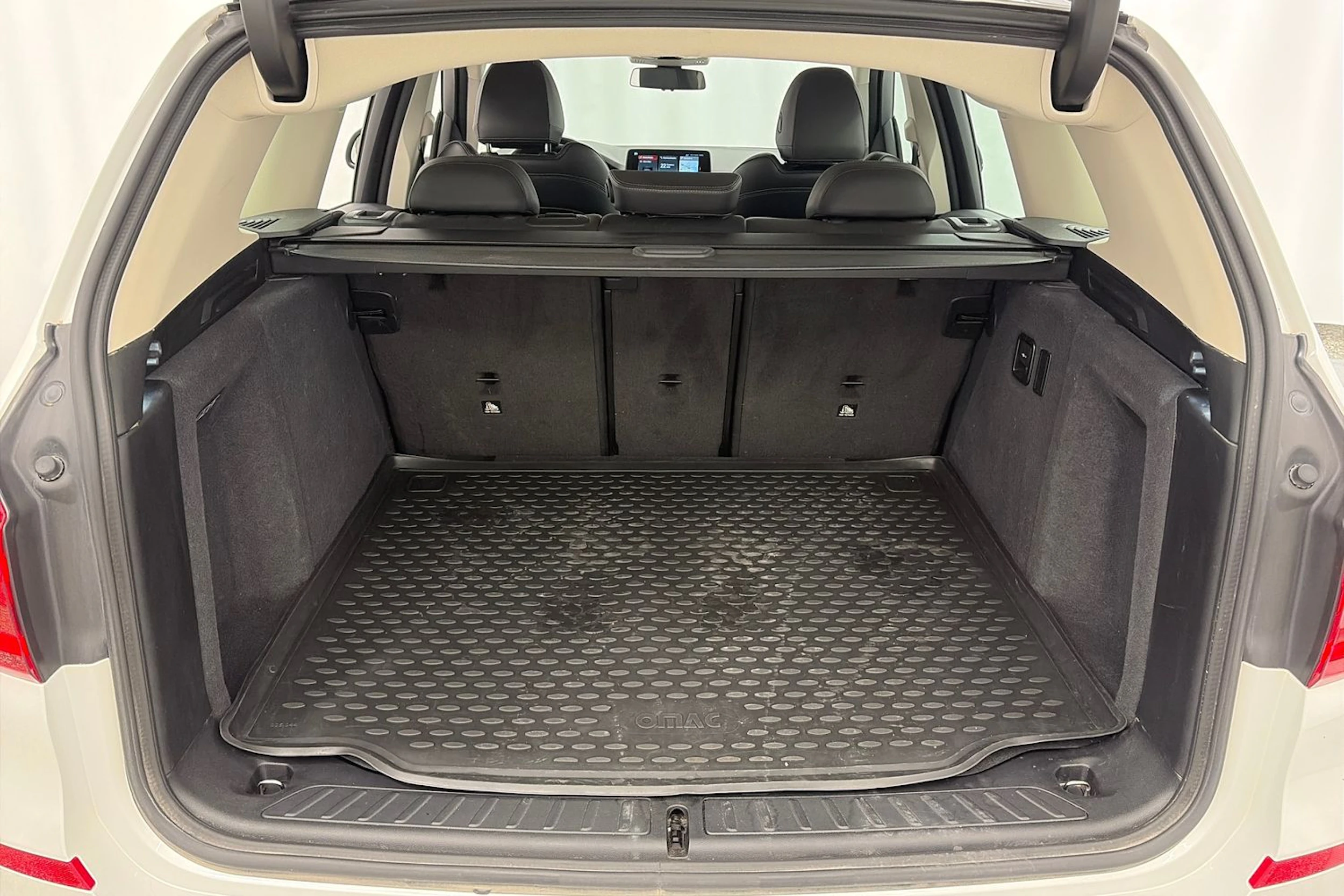 Valkoinen BMW X3 2018 kuva 11.