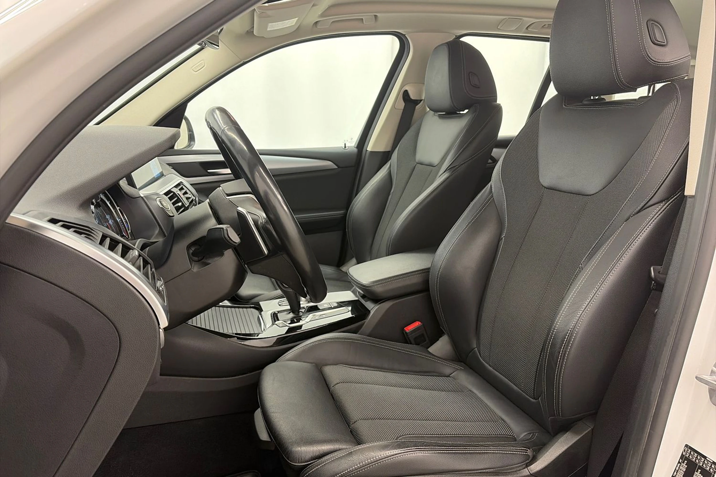 Valkoinen BMW X3 2018 kuva 13.